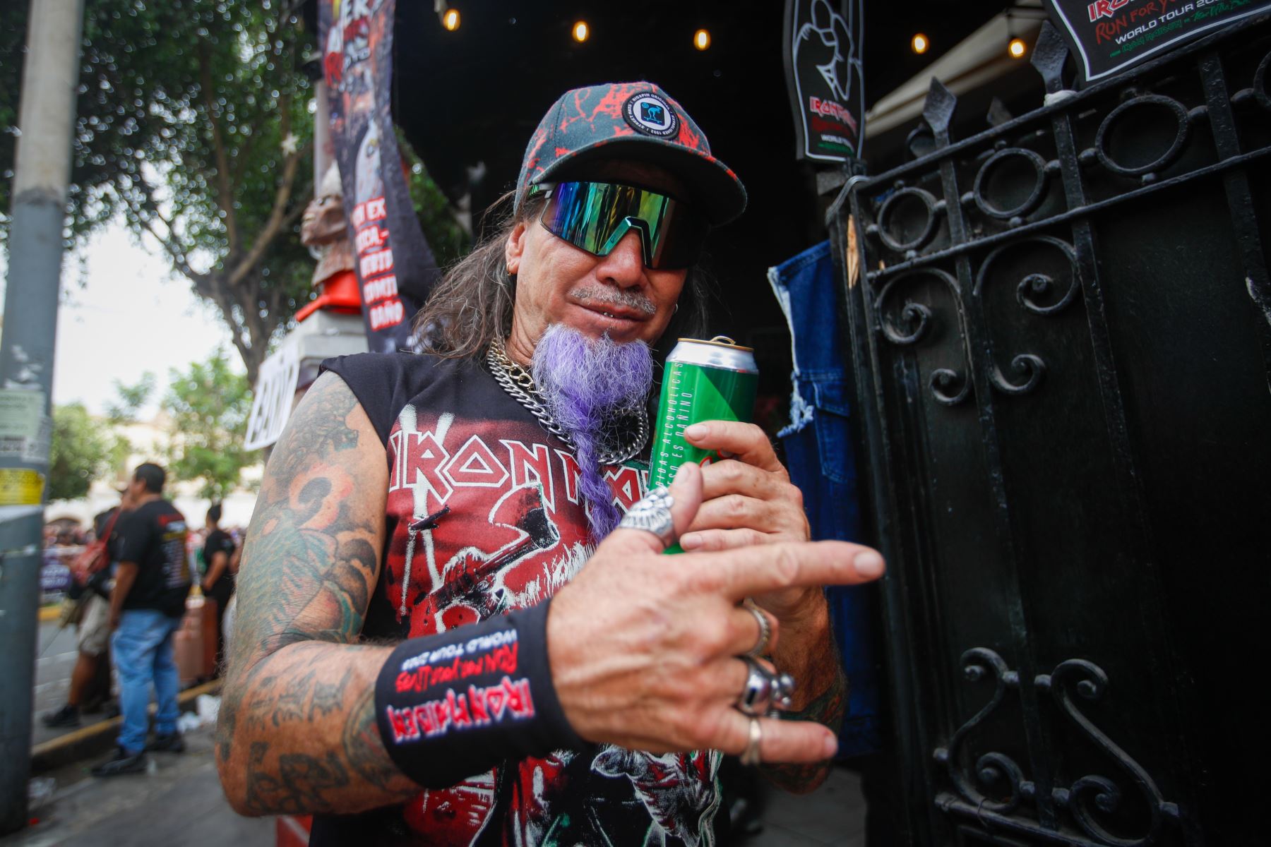 Cientos de fans de Iron Maiden esperan el inicio de su concierto en los exteriores del Estadio Nacional. Photo: ANDINA/Ricardo Cuba