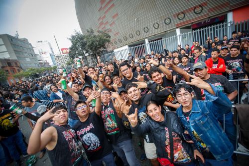 La pasión por la Doncella de Hierro se apodera de los fans en los exteriores del Estadio Nacional