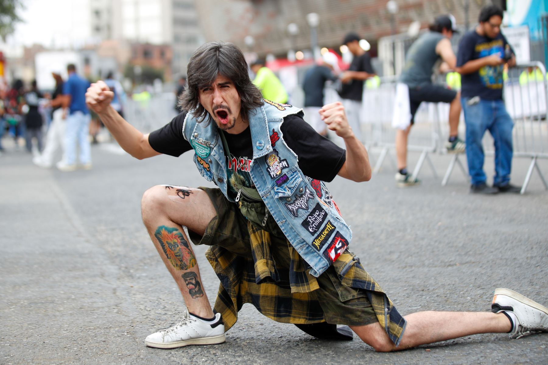Cientos de fans de Iron Maiden esperan el inicio de su concierto en los exteriores del Estadio Nacional. Photo: ANDINA/Ricardo Cuba