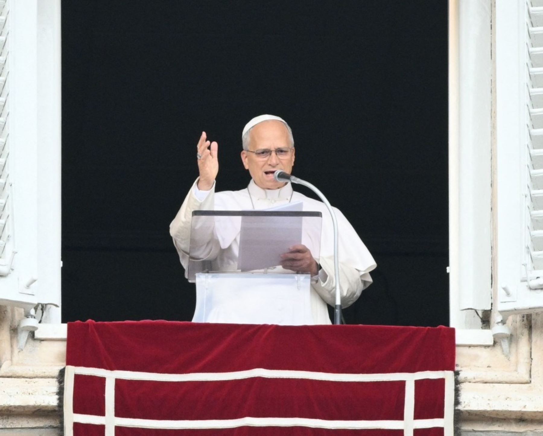 El papa saluda a la multitud en el Vaticano, por primera vez desde su operación