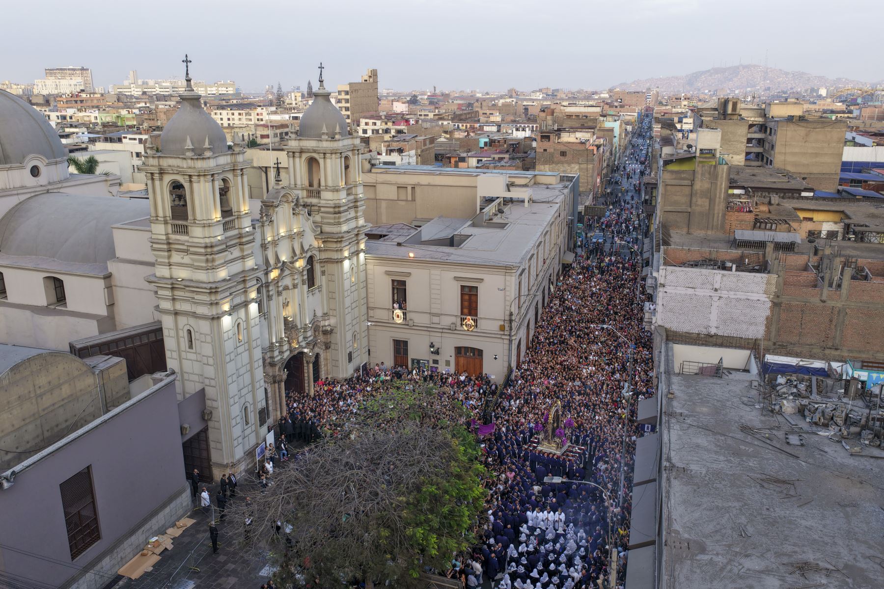 La imagen del Señor de los Milagros avanza sobre sus andas, rodeada de fieles que se congregan para acompañarla durante su segunda salida procesional del año.Foto: ANDINA/Ricardo Cuba