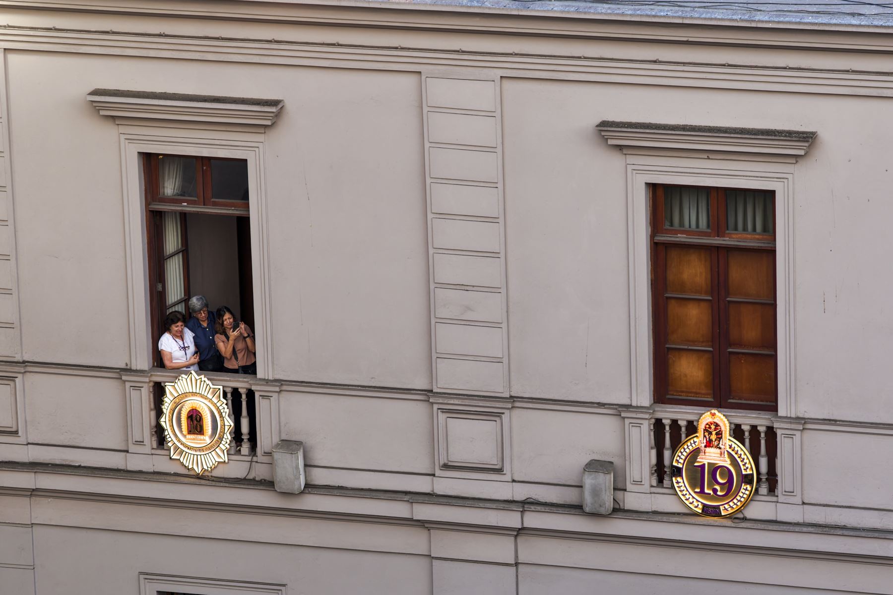 Balcones de viviendas del centro de Lima lucen imágenes religiosas y adornos en homenaje al Señor de los Milagros durante el paso de la procesión. Foto: ANDINA/Ricardo Cuba