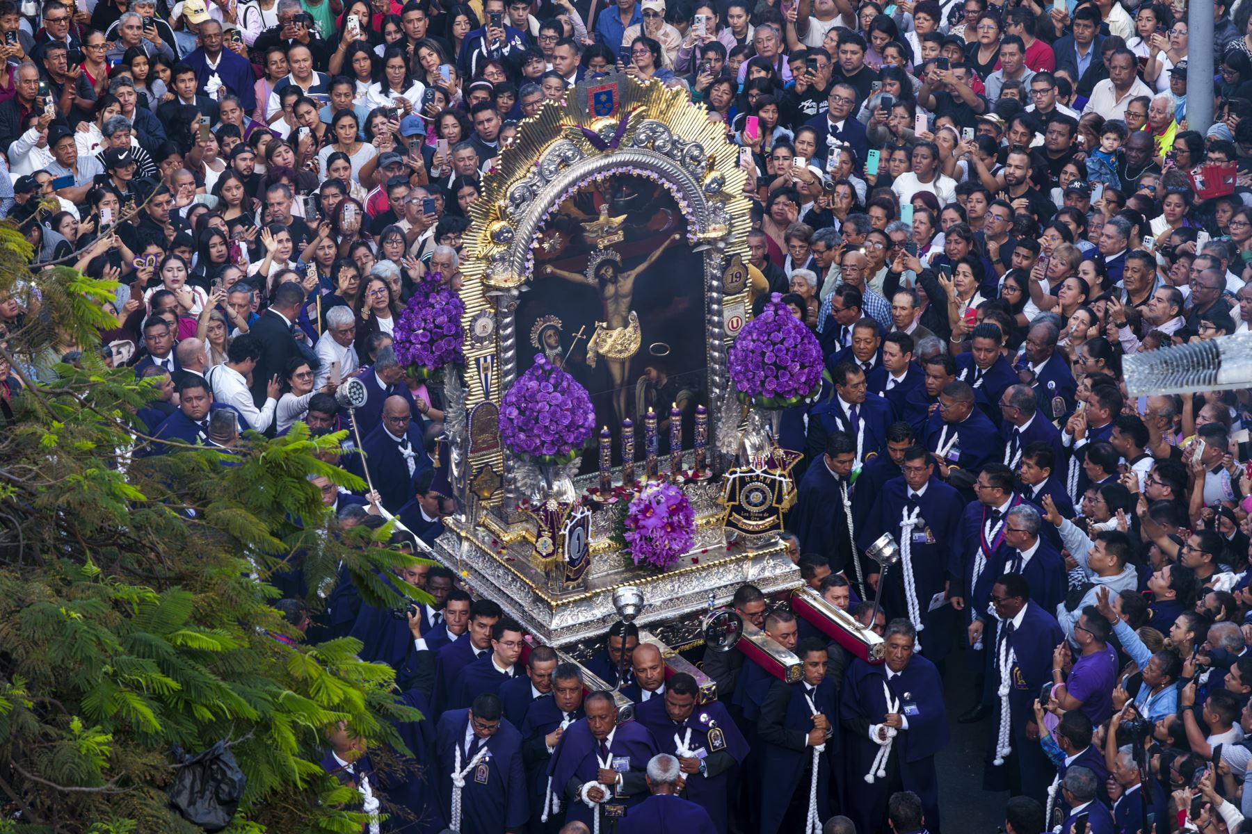 La imagen del Señor de los Milagros avanza sobre sus andas, rodeada de fieles que se congregan para acompañarla durante su segunda salida procesional del año.Foto: ANDINA/Ricardo Cuba