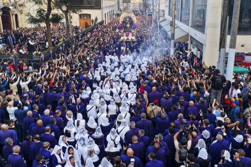 Señor de los Milagros: miles de fieles acompañan la segunda salida procesional de la imagen en Lima