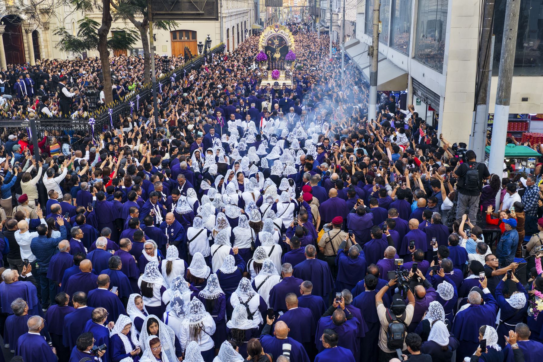 Fieles acompañan el recorrido procesional del Señor de los Milagros durante su segunda salida del año por las calles de Lima, en una jornada marcada por la devoción religiosa. Foto: ANDINA/Ricardo Cuba