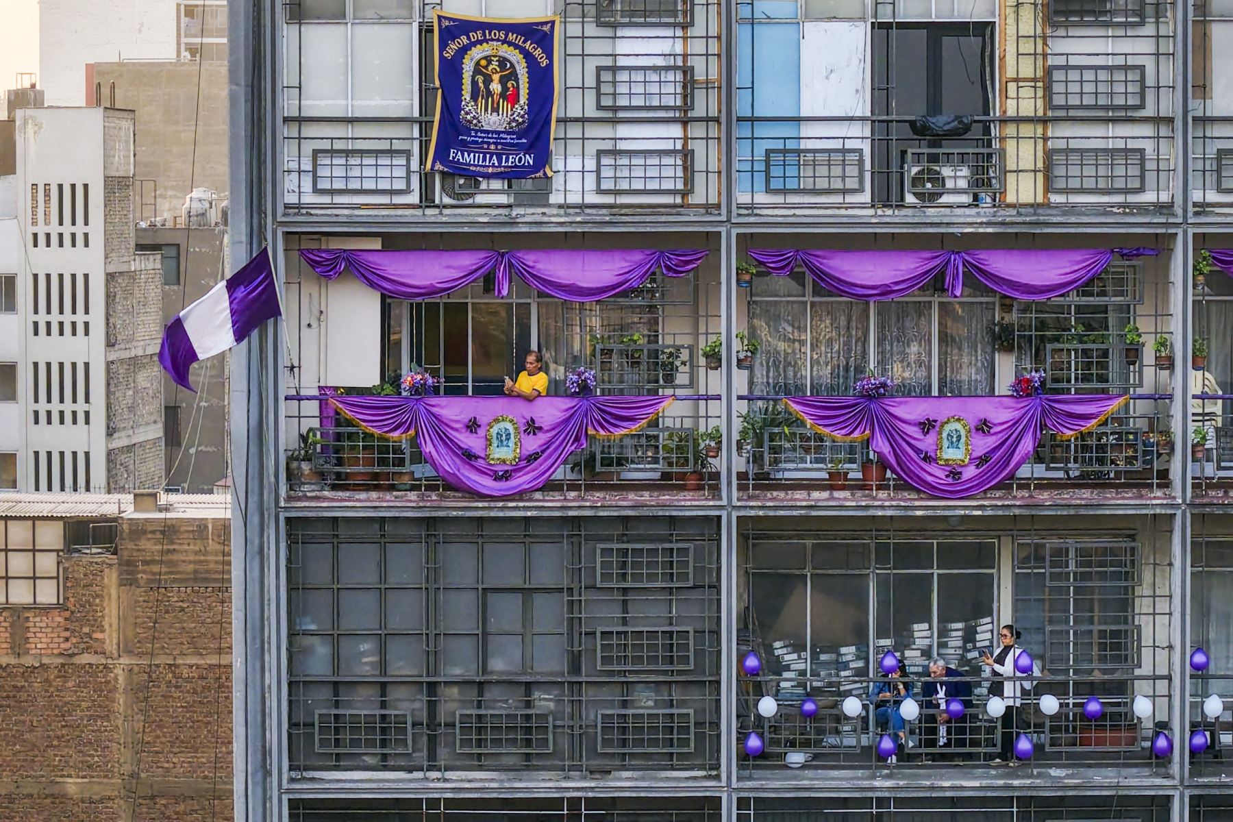 Balcones de viviendas del centro de Lima lucen imágenes religiosas y adornos en homenaje al Señor de los Milagros durante el paso de la procesión. Foto: ANDINA/Ricardo Cuba