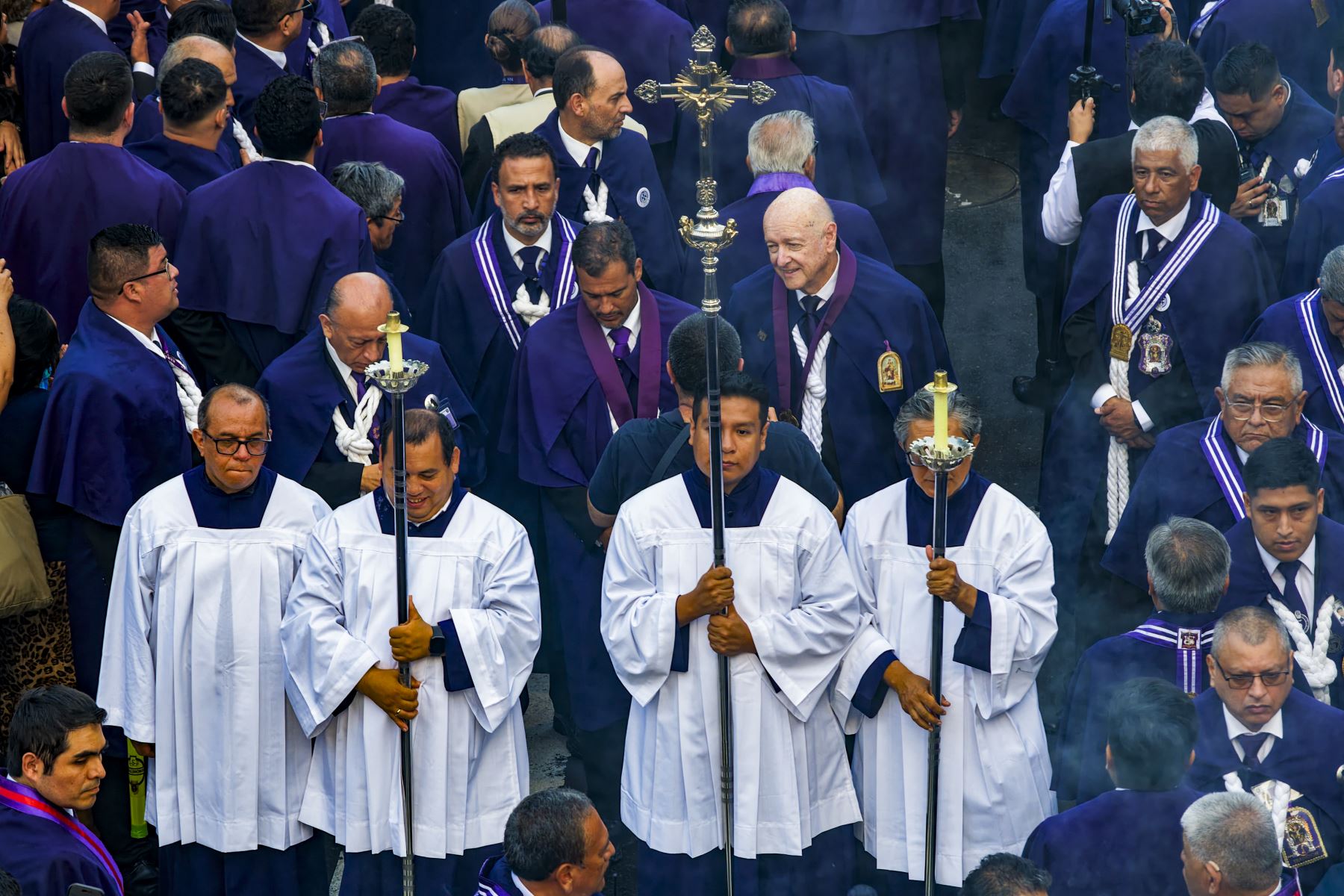 Miembros de la hermandad y participantes de la ceremonia religiosa forman parte del cortejo que acompaña al Señor de los Milagros durante su recorrido por la capital. Foto: ANDINA/Ricardo Cuba