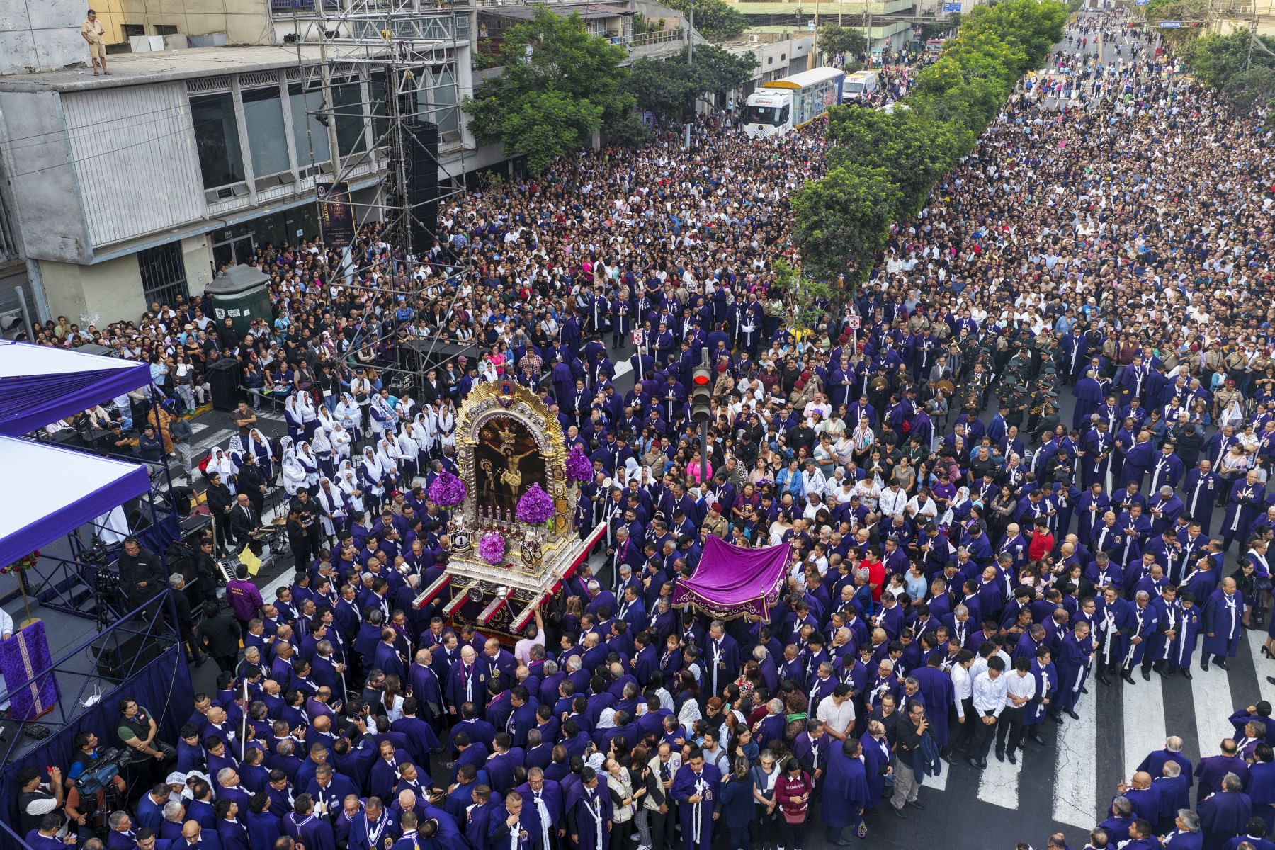 Fieles acompañan el recorrido procesional del Señor de los Milagros durante su segunda salida del año por las calles de Lima, en una jornada marcada por la devoción religiosa. Foto: ANDINA/Ricardo Cuba