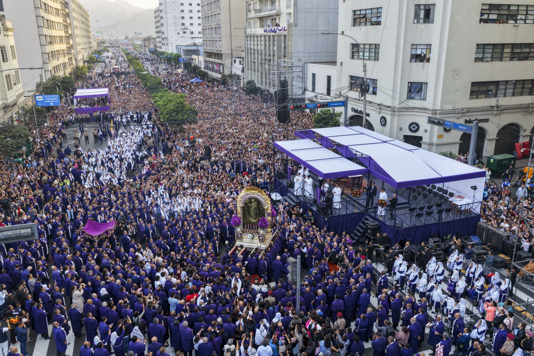 Devotos ocupan las calles y avenidas de Lima para acompañar el paso del Señor de los Milagros durante su segunda salida procesional del año. Foto: ANDINA/Ricardo Cuba