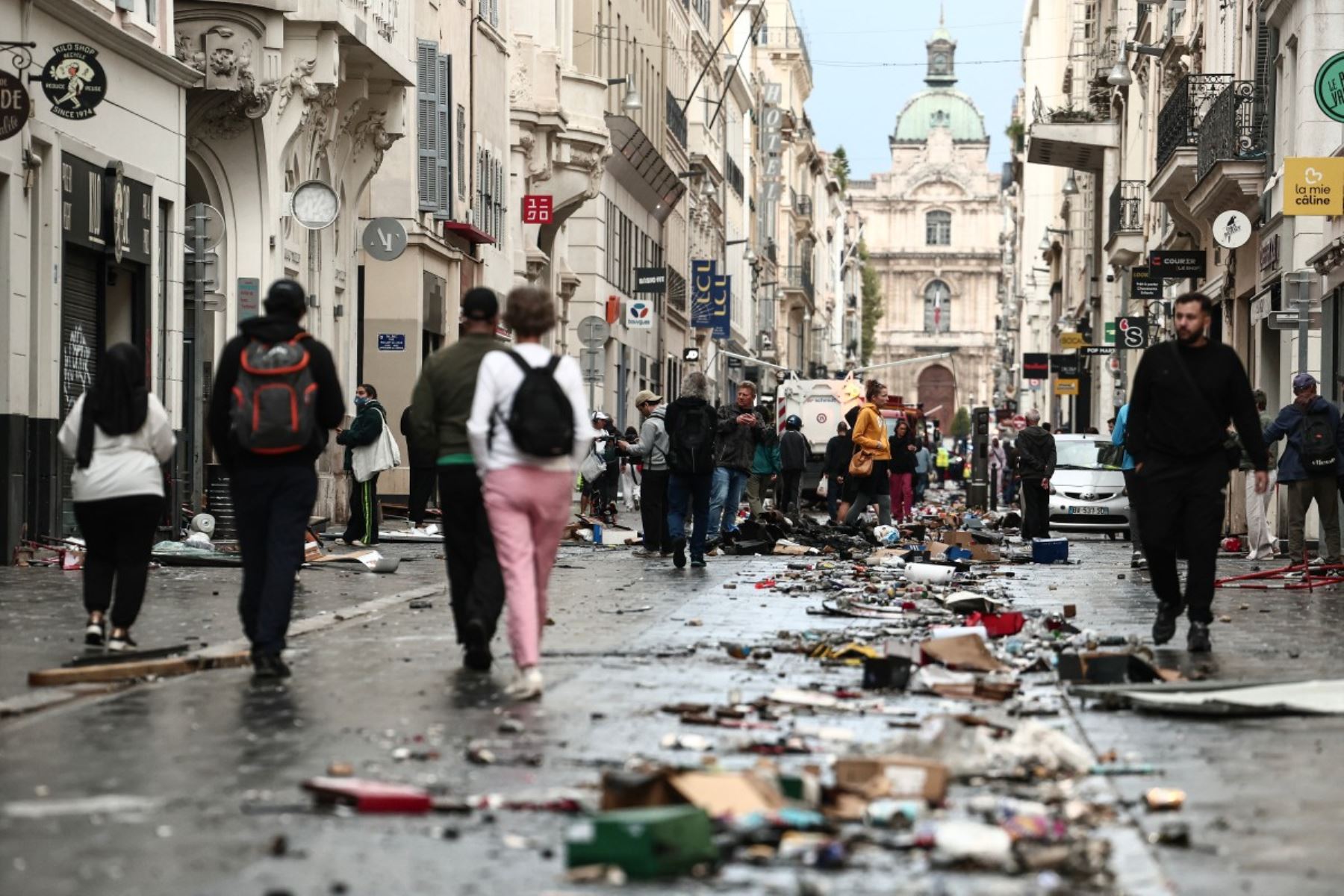 Detenidos en las protestas en Francia ascienden a 2.000 con 600 agentes heridos
