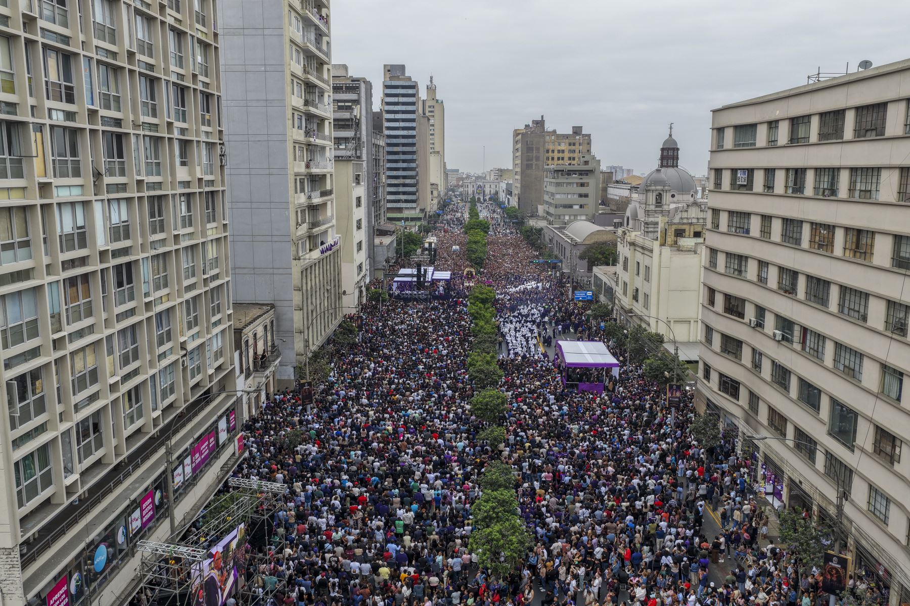 Desde una vista panorámica, se observa el avance de las andas del Señor de los Milagros entre miles de personas que participan en la jornada de fervor religioso. Foto: ANDINA/Ricardo Cuba