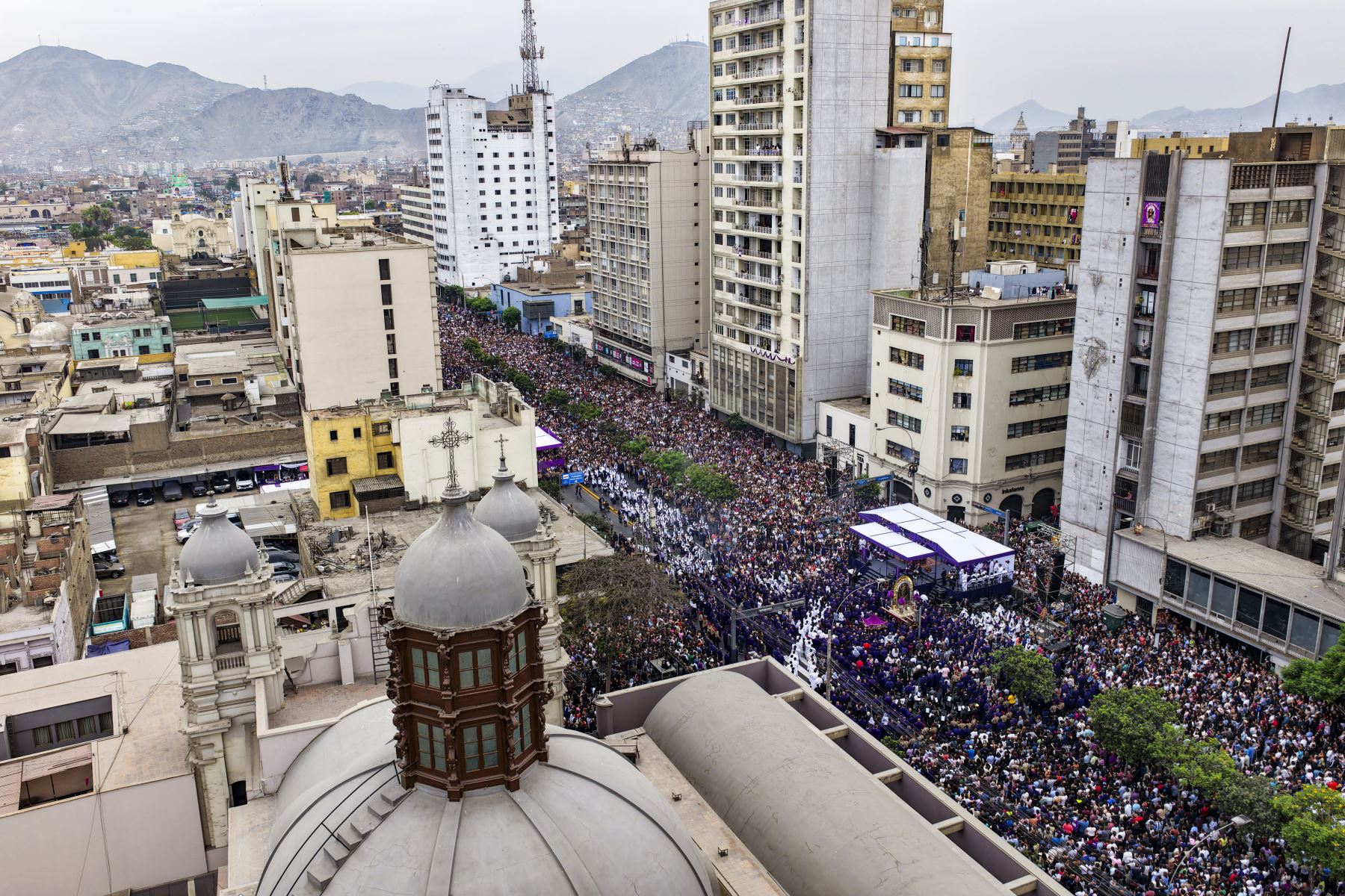Una multitud de devotos se congrega en las calles para participar en la tradicional procesión del Señor de los Milagros, una de las principales manifestaciones de fe católica en el Perú. Foto: ANDINA/Ricardo Cuba
