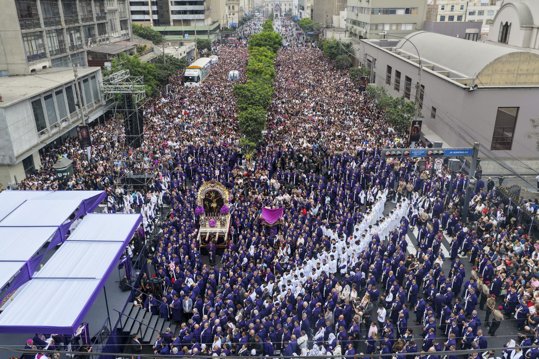 Una multitud de devotos se congrega en las calles para participar en la tradicional procesión del Señor de los Milagros, una de las principales manifestaciones de fe católica en el Perú. Foto: ANDINA/Ricardo Cuba