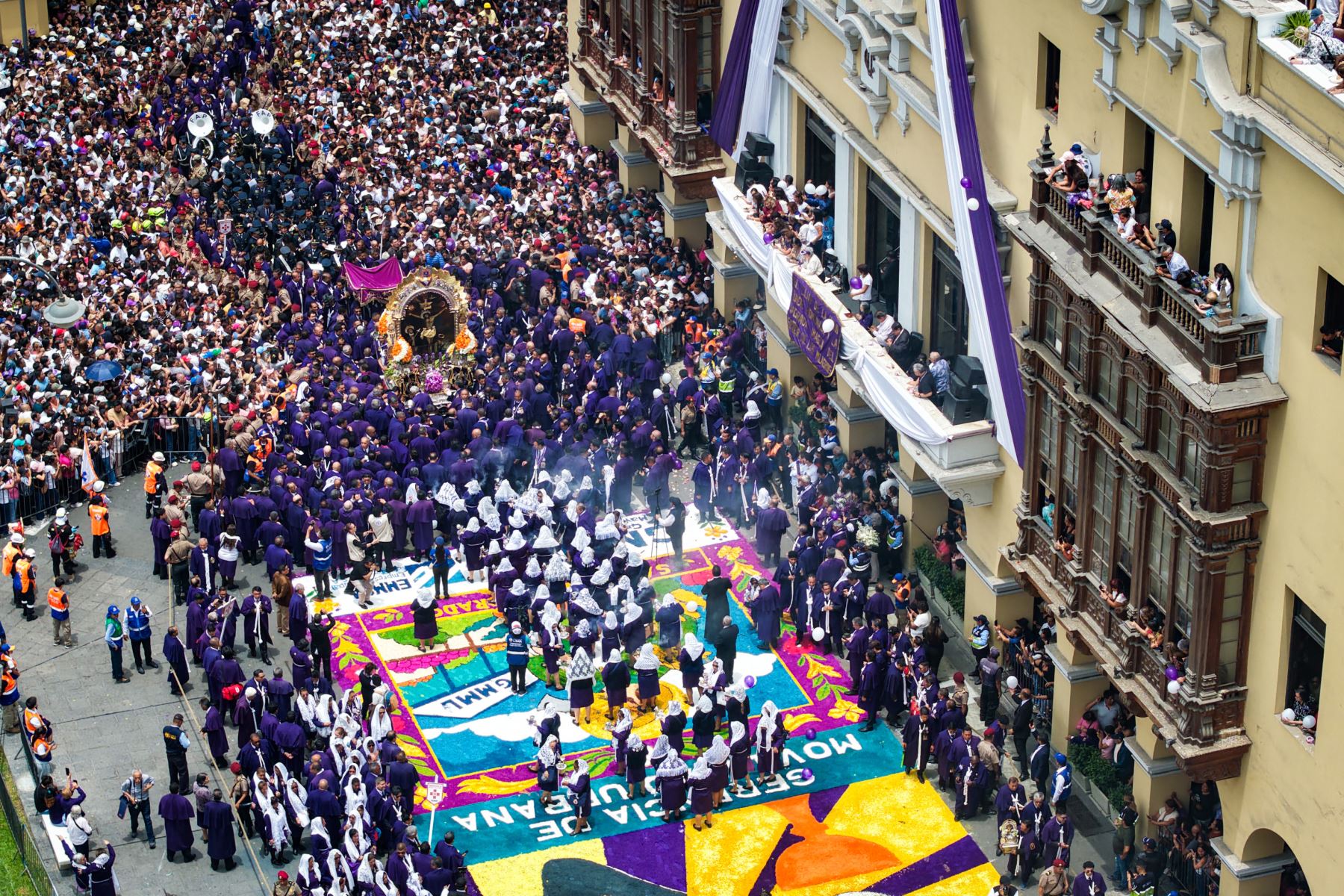 Señor de los Milagros: MML le rinde homenaje con bellas alfombras florales en Plaza Mayor