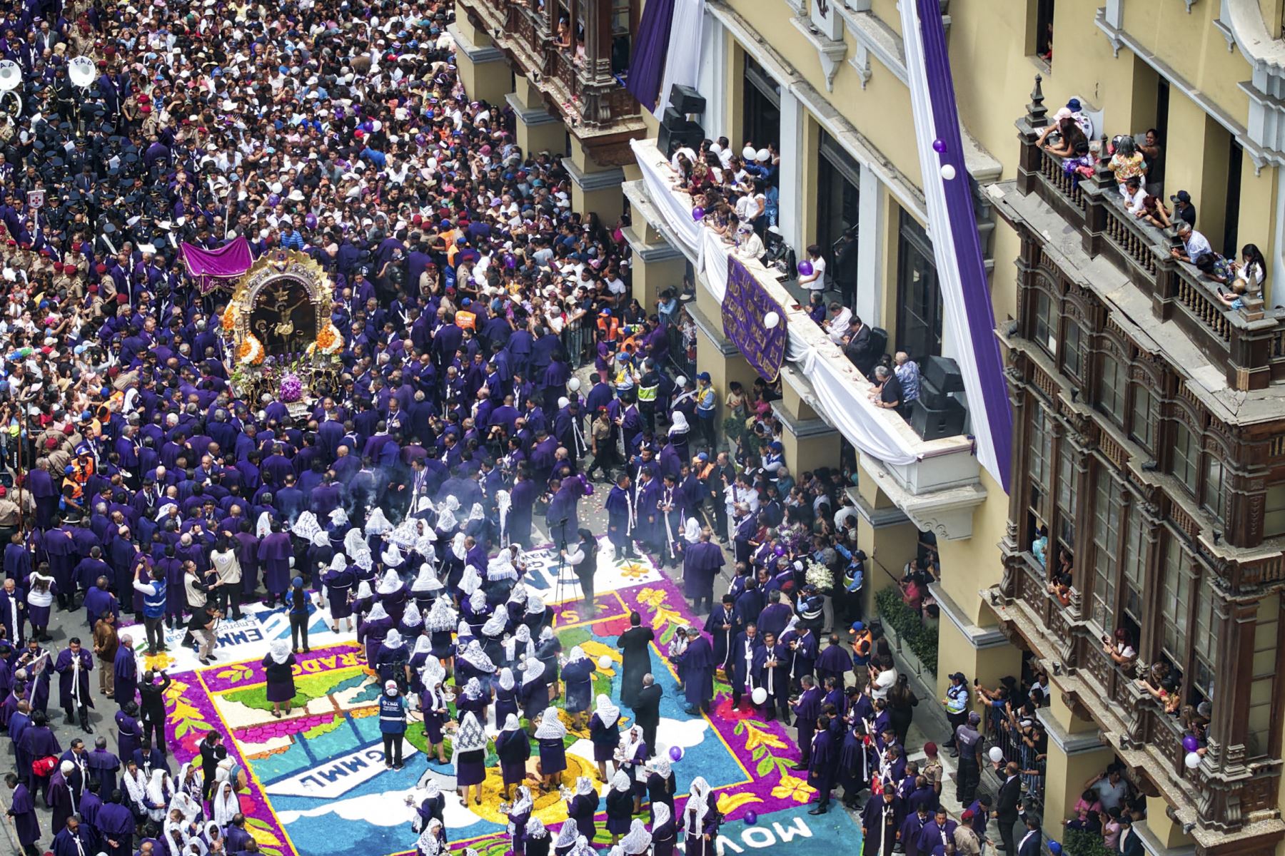 Miles de fieles abarrotan las calles del centro histórico de Lima para acompañar a la imagen del Señor de los Milagros en su segundo recorrido procesional. Foto: ANDINA/Ricardo Cuba