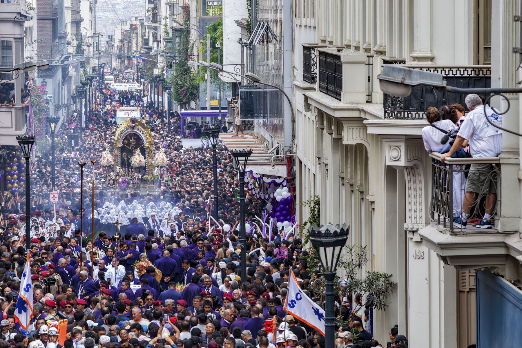 Miles de fieles abarrotan las calles del centro histórico de Lima para acompañar a la imagen del Señor de los Milagros en su segundo recorrido procesional. Foto: ANDINA/Ricardo Cuba