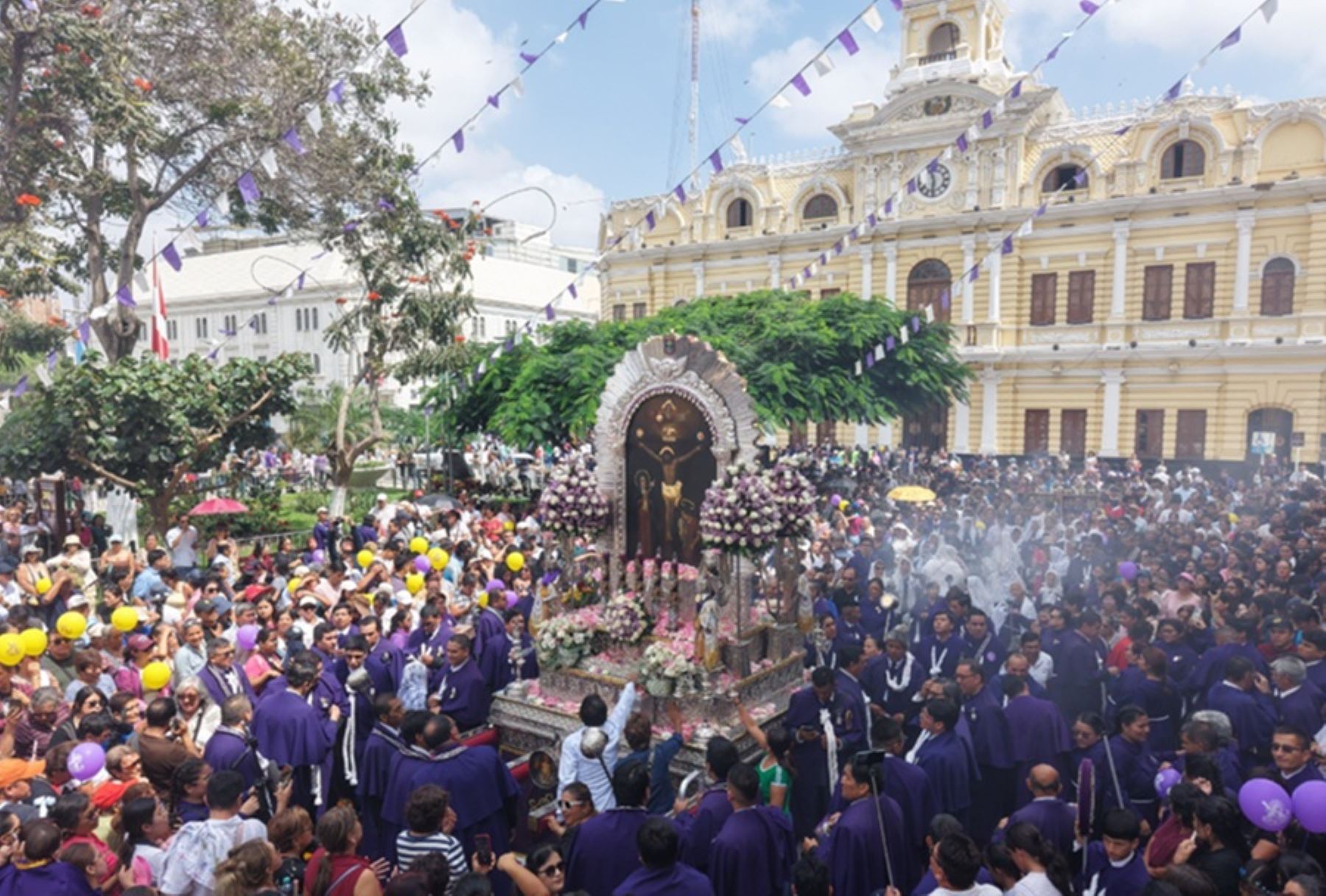 Chiclayo: Señor de los Milagros recorre calles y devotos oran por salud del papa León XIV