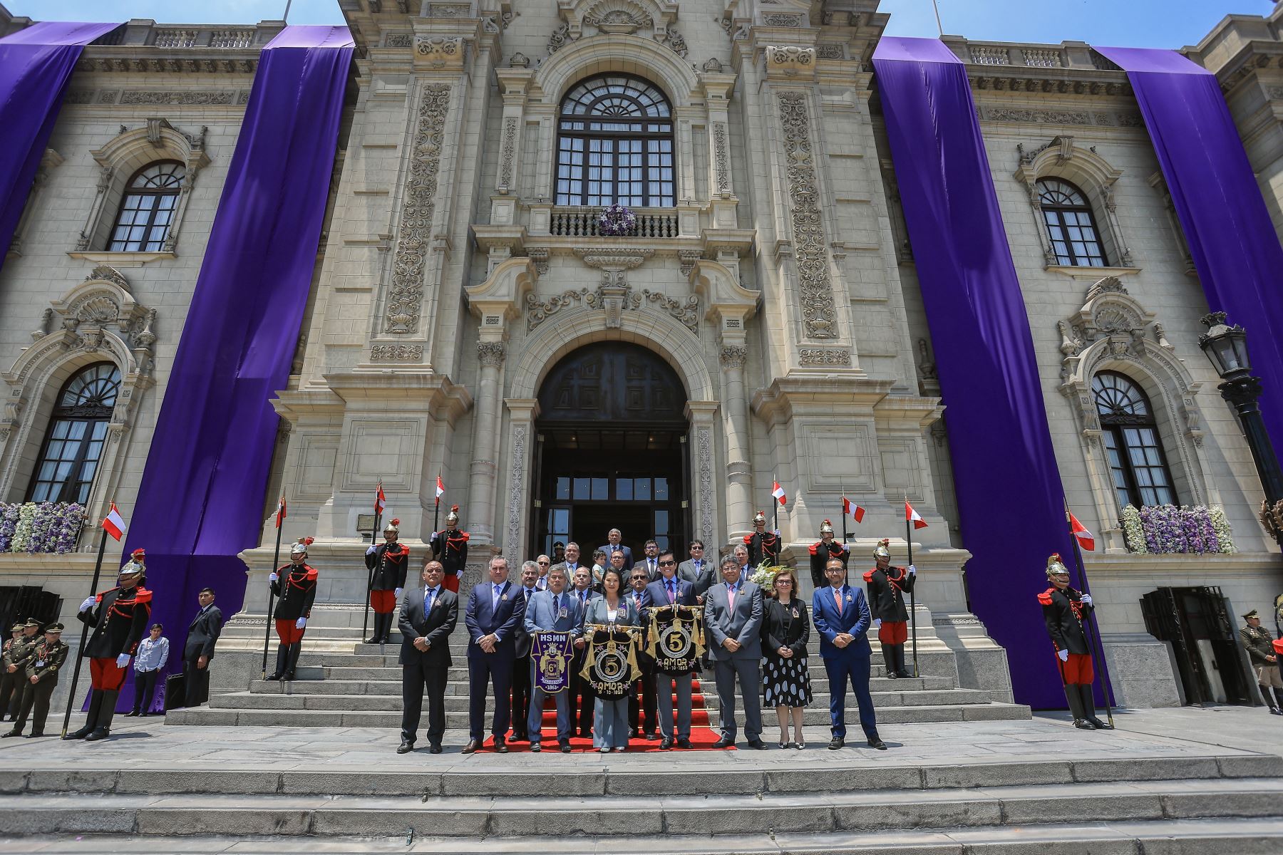 Presidenta Keiko Fujimori rindió homenaje al Señor de los Milagros en ceremonia en Palacio de Gobierno. Foto: ANDINA/ Prensa Presidencia