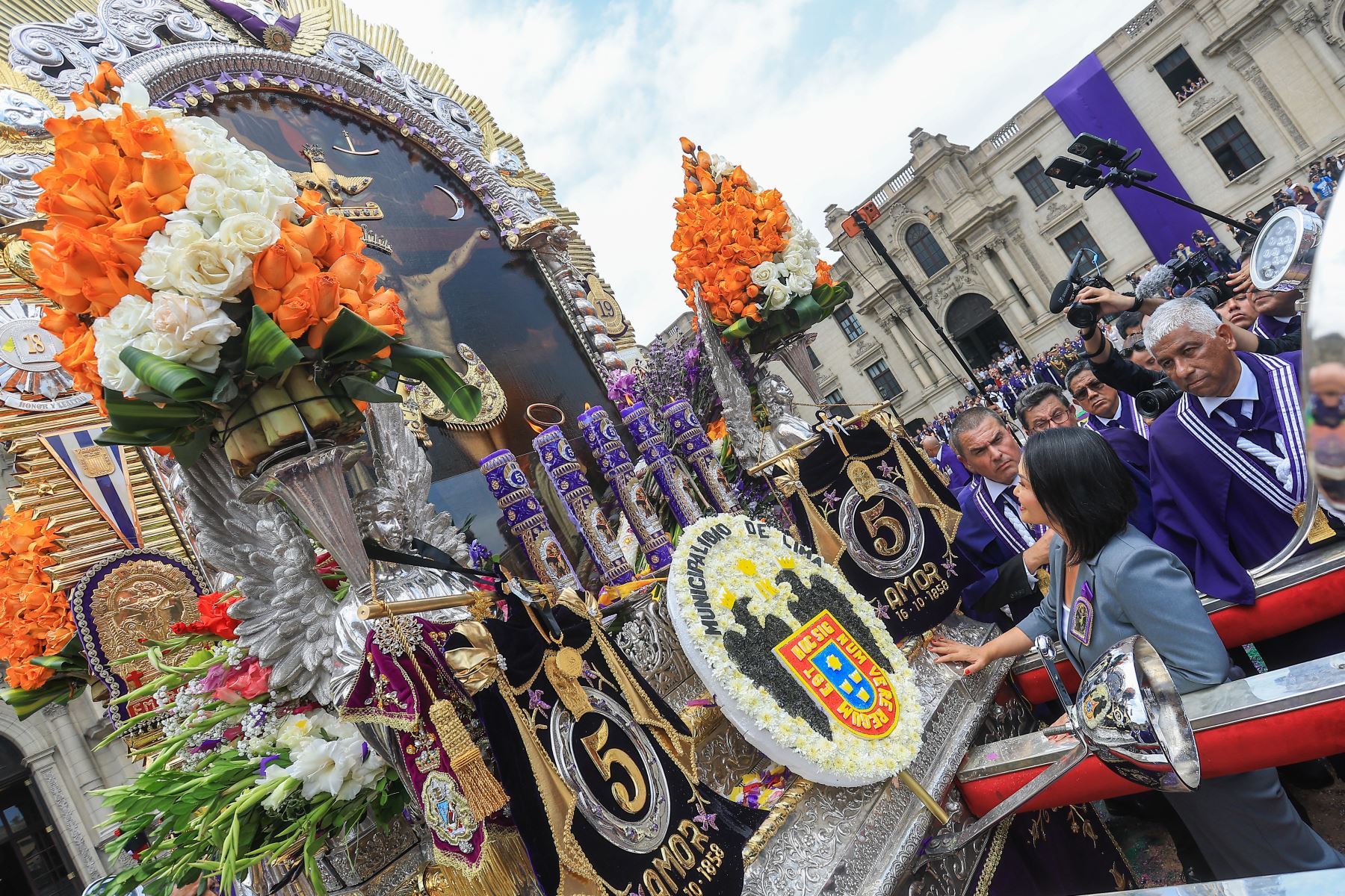Presidenta Keiko Fujimori rindió homenaje al Señor de los Milagros en ceremonia en Palacio de Gobierno. Foto: ANDINA/ Prensa Presidencia