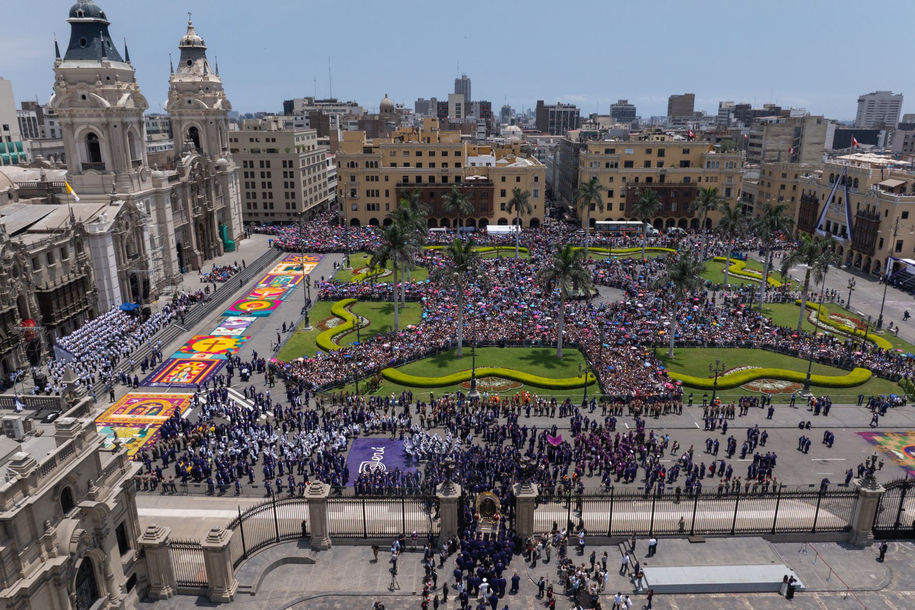 Presidenta Keiko Fujimori rindió homenaje al Señor de los Milagros en ceremonia en Palacio de Gobierno. Foto: ANDINA/ Prensa Presidencia