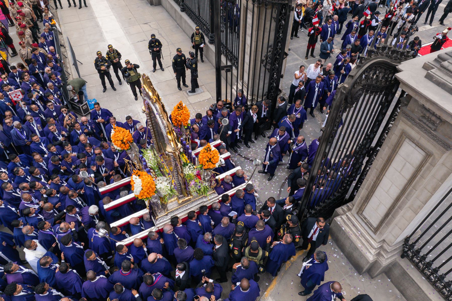 Presidenta Keiko Fujimori rindió homenaje al Señor de los Milagros en ceremonia en Palacio de Gobierno. Foto: ANDINA/ Prensa Presidencia