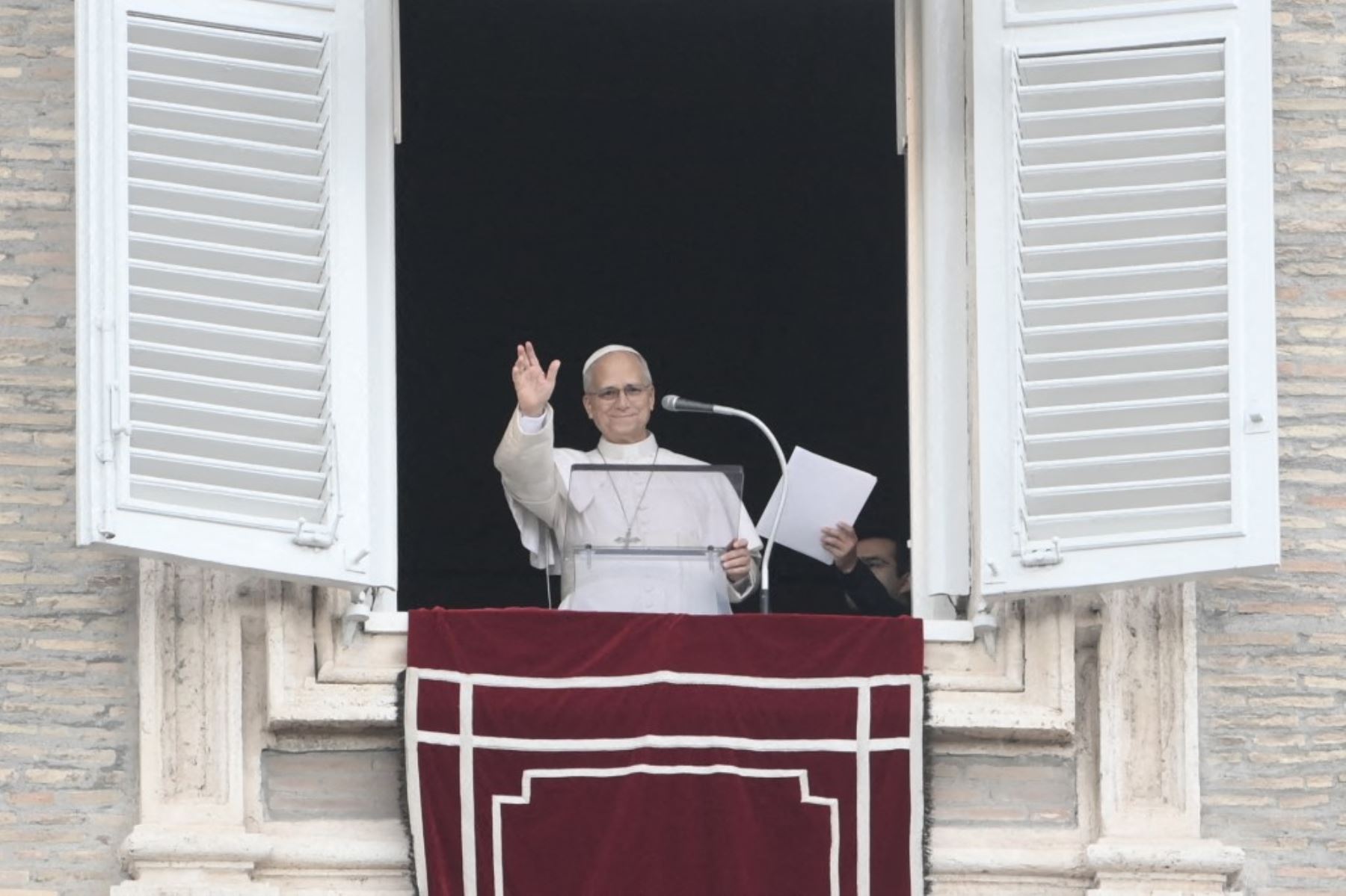 El Papa León XIV agradece a la multitud desde la ventana del palacio apostólico que da a la plaza de San Pedro, durante el rezo del Ángelus, un día después de su regreso al Vaticano tras una intervención quirúrgica para extirpar un tumor canceroso en su pulmón derecho, el 18 de octubre de 2026. Foto: AFP
