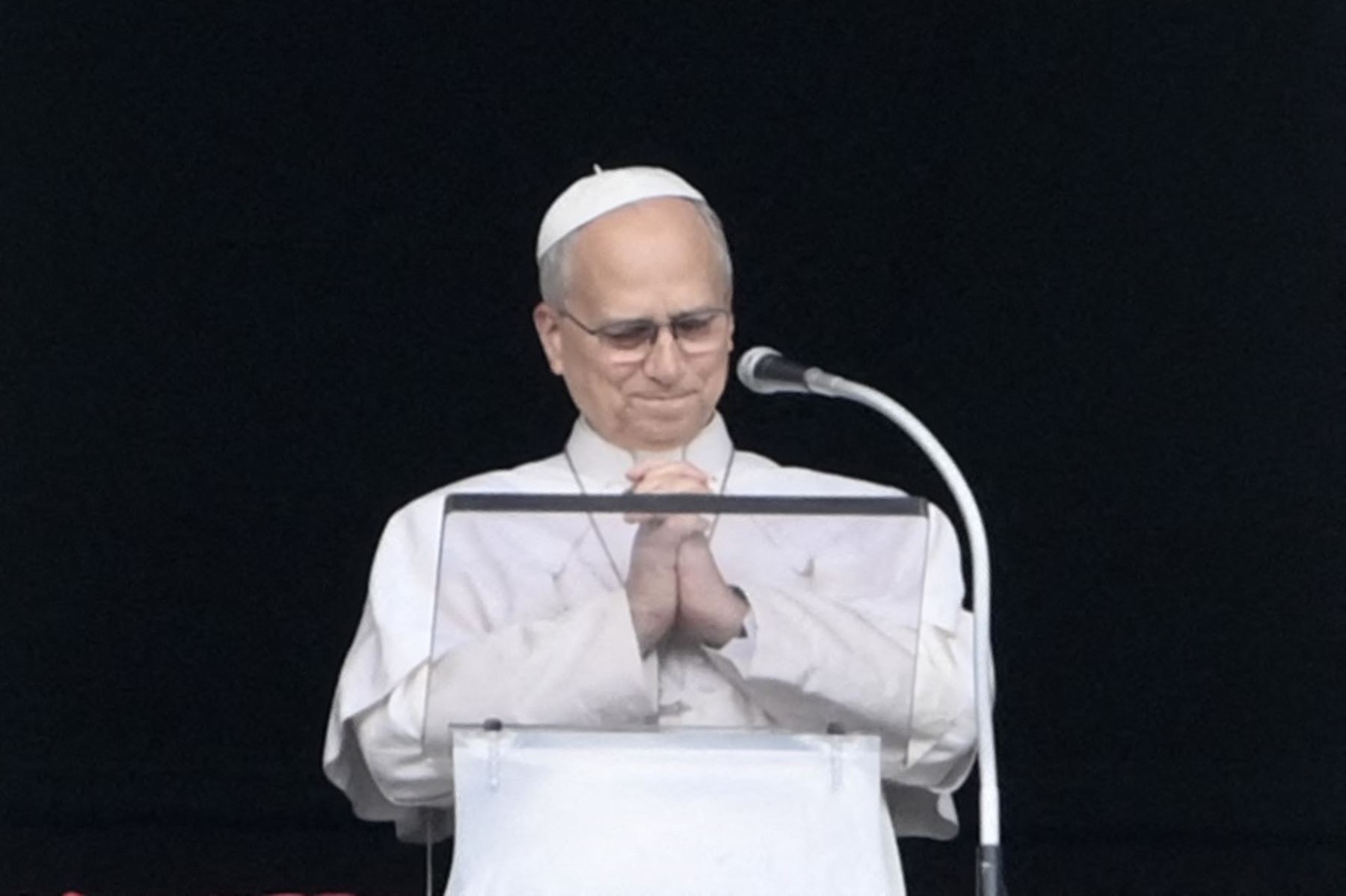 El Papa León XIV agradece a la multitud desde la ventana del palacio apostólico que da a la plaza de San Pedro, durante el rezo del Ángelus, un día después de su regreso al Vaticano tras una intervención quirúrgica para extirpar un tumor canceroso en su pulmón derecho, el 18 de octubre de 2026. Foto: AFP
