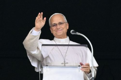 Papa León XIV agradece las oraciones de los fieles durante el Ángelus tras su operación