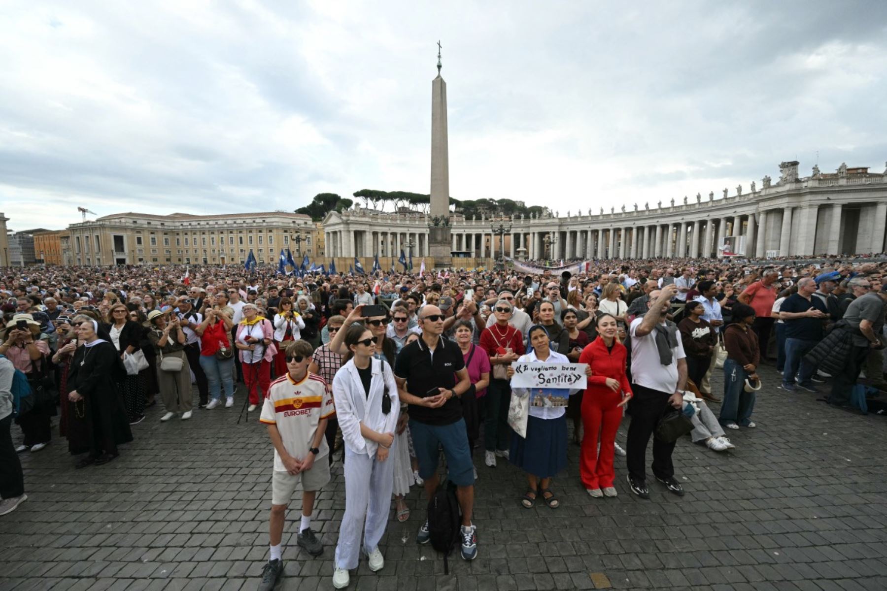 Una vista general muestra a la multitud en la Plaza de San Pedro durante la oración del Ángelus del Papa León XIV, un día después de su regreso al Vaticano tras una cirugía para extirpar un tumor canceroso en su pulmón derecho, el 18 de octubre de 2026. AFP