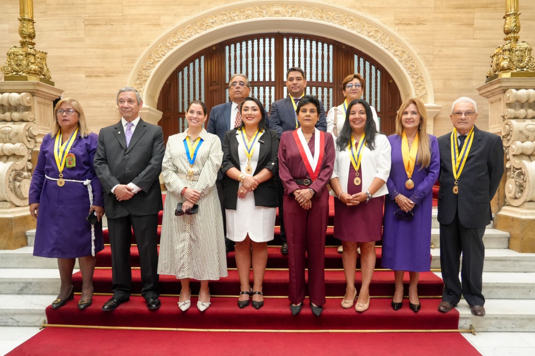 Parlamento Andino entregó reconocimiento al Señor de los Milagros durante procesión