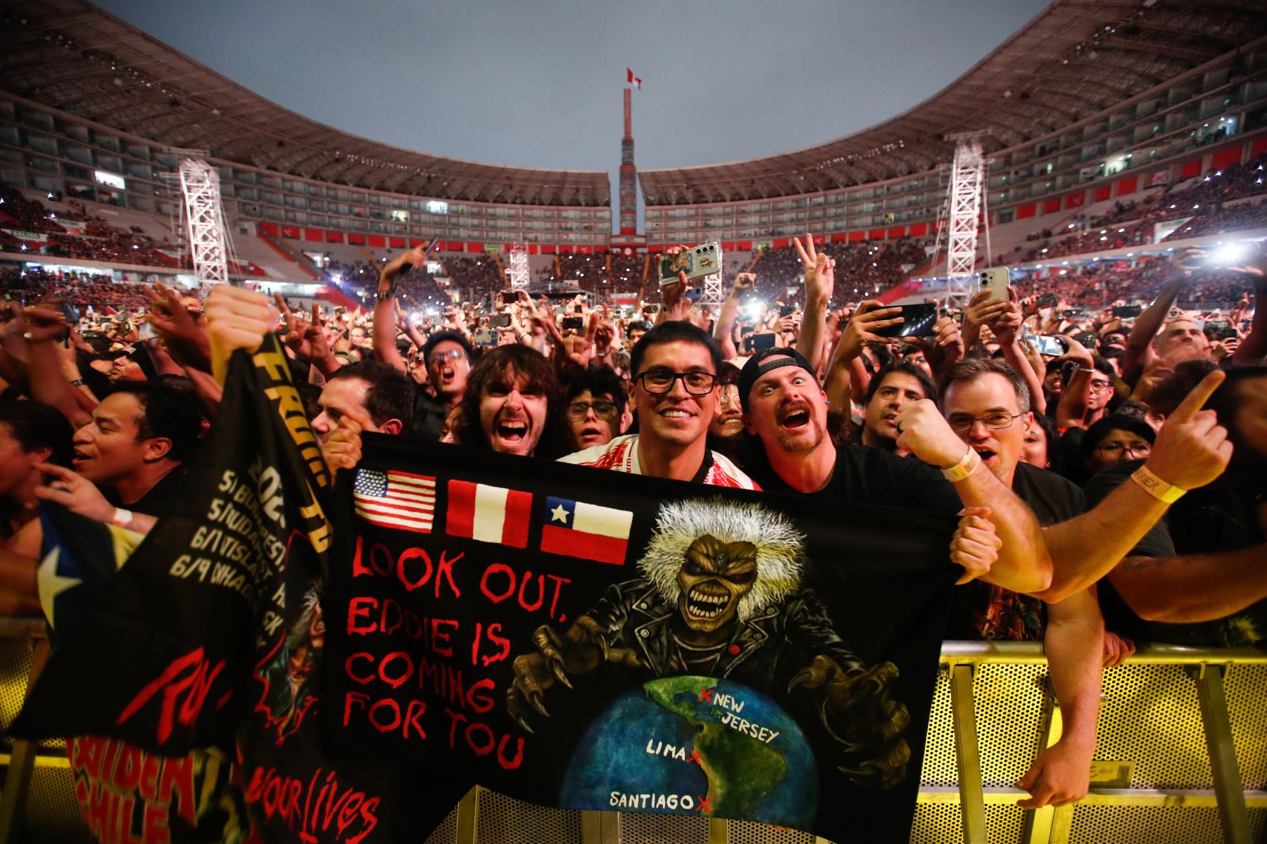 Con la energía a mil  Iron Maiden lleno de heavy metal cada rincón del Estadio Nacional, donde miles de fanáticos vivieron los 50 años de historia de la banda británica.  Foto: ANDINA/Ricardo Cuba