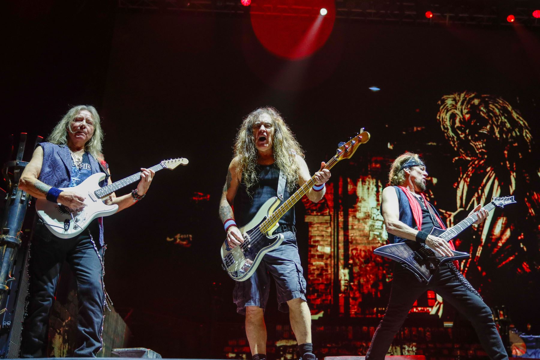 Con la energía a mil  Iron Maiden lleno de heavy metal cada rincón del Estadio Nacional, donde miles de fanáticos vivieron los 50 años de historia de la banda británica.  Foto: ANDINA/Ricardo Cuba