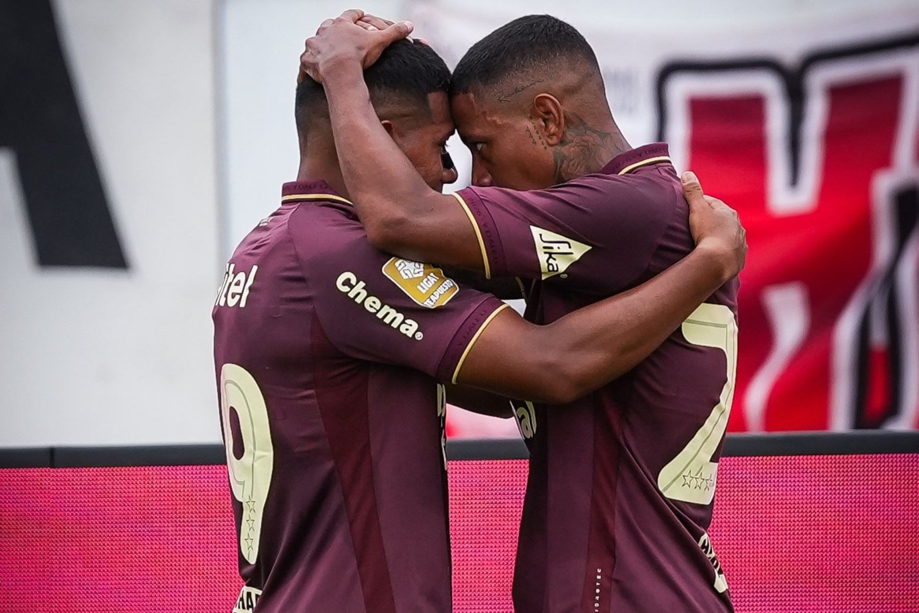 Cada vez más cerca: Universitario ganó por goleada y acecha la cima del Torneo Clausura
