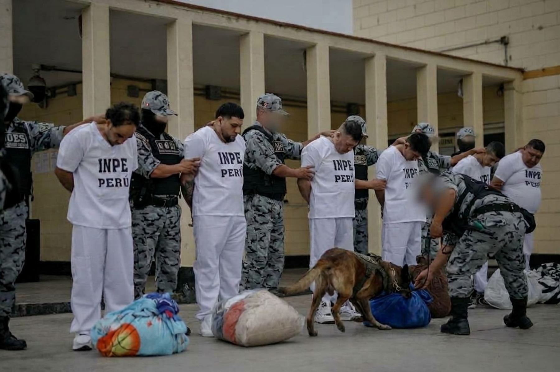 Comando Unificado traslada internos de alta peligrosidad del penal de Ancón I