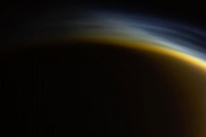 La NASA prepara la misión Dragonfly para explorar este fascinante mundo, que posee ríos, lagos y mares de metano, además de una atmósfera que recuerda a la de nuestro planeta.