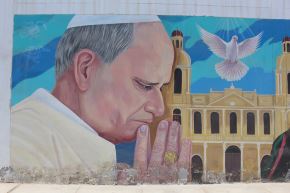El papa León XIV se ha vuelto omnipresente en Chiclayo. Murales dedicados al papa León XIV, como este ubicado en la avenida del Deporte, abundan en la capital de Lambayeque. EFE/ Paula Bayarte