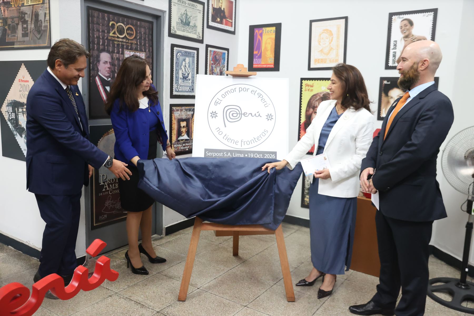 SERPOST S. A., adscrita al Ministerio de Transportes y Comunicaciones (MTC), obtuvo la licencia de uso institucional de la Marca País Perú, incorporándose al Programa de Licenciatarios que promueve la identidad, el orgullo nacional y el posicionamiento del Perú en el ámbito internacional. La actividad contó con la participación de la viceministra de Comunicaciones del Ministerio de Transporte y Comunicaciones, Dalia Suárez Salazar; la presidente ejecutiva de PROMPERÚ, Teresa Mera Gómez; el presidente del consejo directivo de SERPOST, Gustavo González de Otoya La Torre; y el jefe de la oficina de Estrategia de Imagen y Marca País de PROMPERÚ, José Luis Pastor Tejeda.     Foto: ANDINA/Melina Mejía