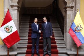 Peruvian Minister of Foreign Affairs Carlos Espá greets his Ecuadorian counterpart, Roberto Kury Pesantes, at the Torre Tagle Palace in Lima. ANDINA/Difusión