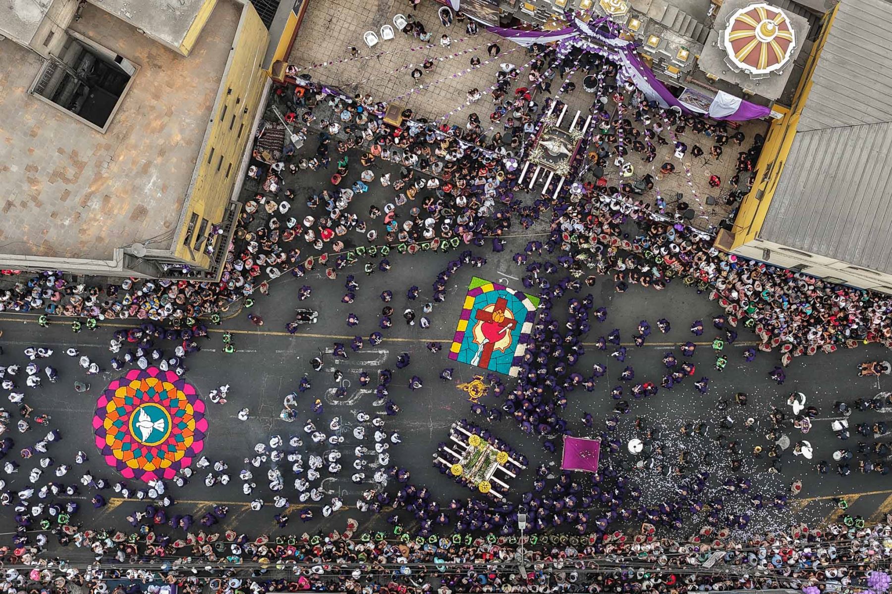 Tras pernoctar en la iglesia de Nuestra Señora del Carmen, la imagen del Señor de los Milagros inició a las 6:00 a. m. su tercer recorrido procesional por las calles de Lima. En su trayecto por los jirones Huánuco, Puno y Antonio Bazo, las andas del Cristo Moreno ingresaron al Hospital Nacional Dos de Mayo entre muestras de fervor de los devotos. Foto: ANDINA/Andrés Valle