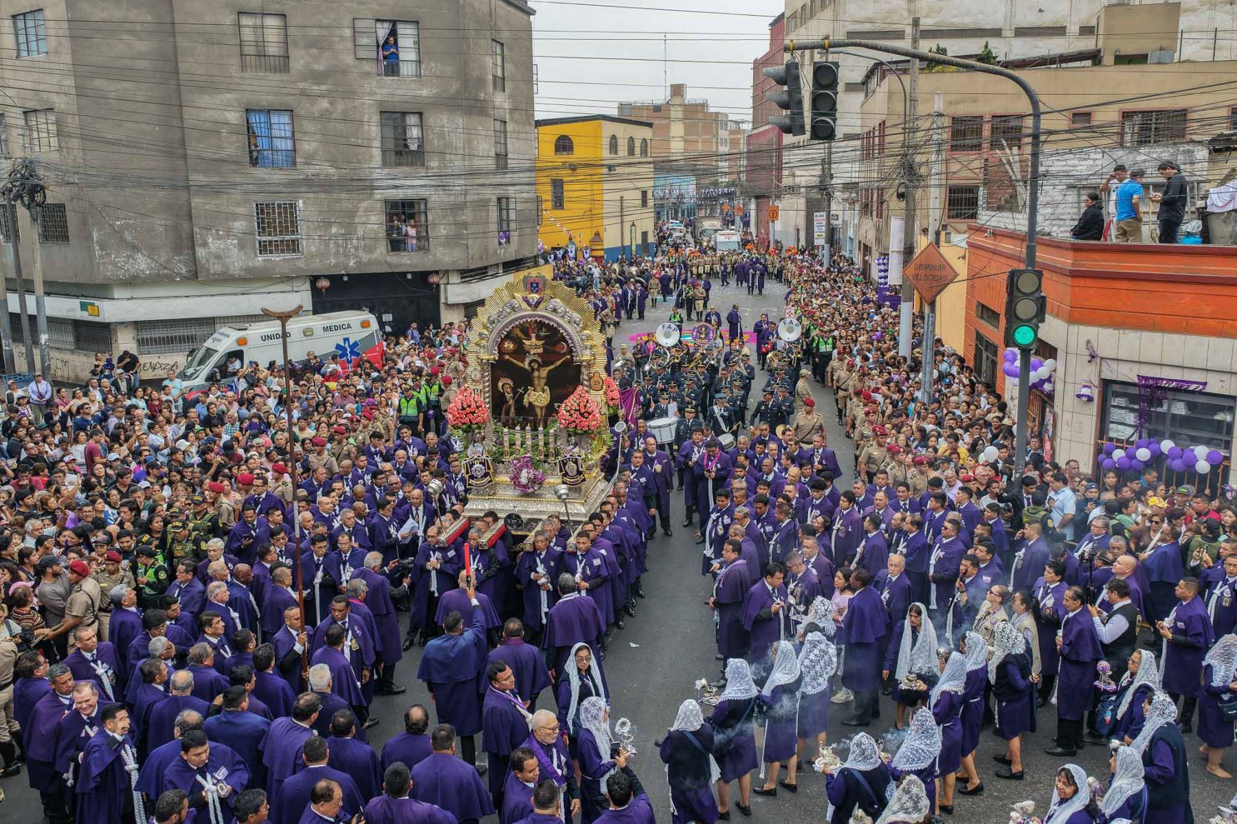 Tras pernoctar en la iglesia de Nuestra Señora del Carmen, la imagen del Señor de los Milagros inició a las 6:00 a. m. su tercer recorrido procesional por las calles de Lima. En su trayecto por los jirones Huánuco, Puno y Antonio Bazo, las andas del Cristo Moreno ingresaron al Hospital Nacional Dos de Mayo entre muestras de fervor de los devotos. Foto: ANDINA/Andrés Valle