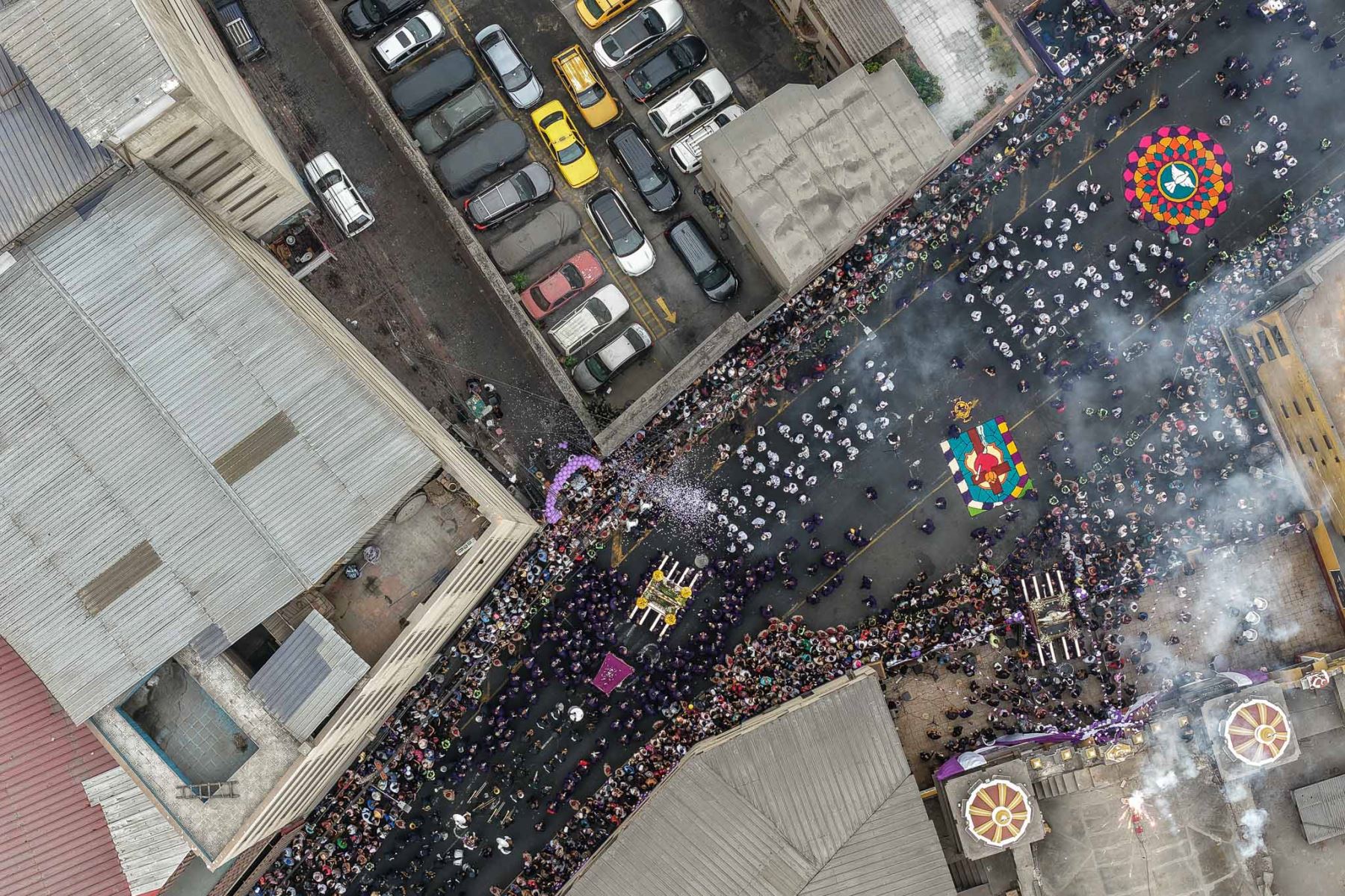 Numerosos fieles acompañan las andas del Señor de los Milagros en su tercera salida procesional del año. Tras la misa en el frontis del templo del Carmen en Barrios Altos, la venerada imagen avanzó por el jirón Huánuco con destino a centros hospitalarios e instituciones públicas. Foto: ANDINA/Andrés Valle