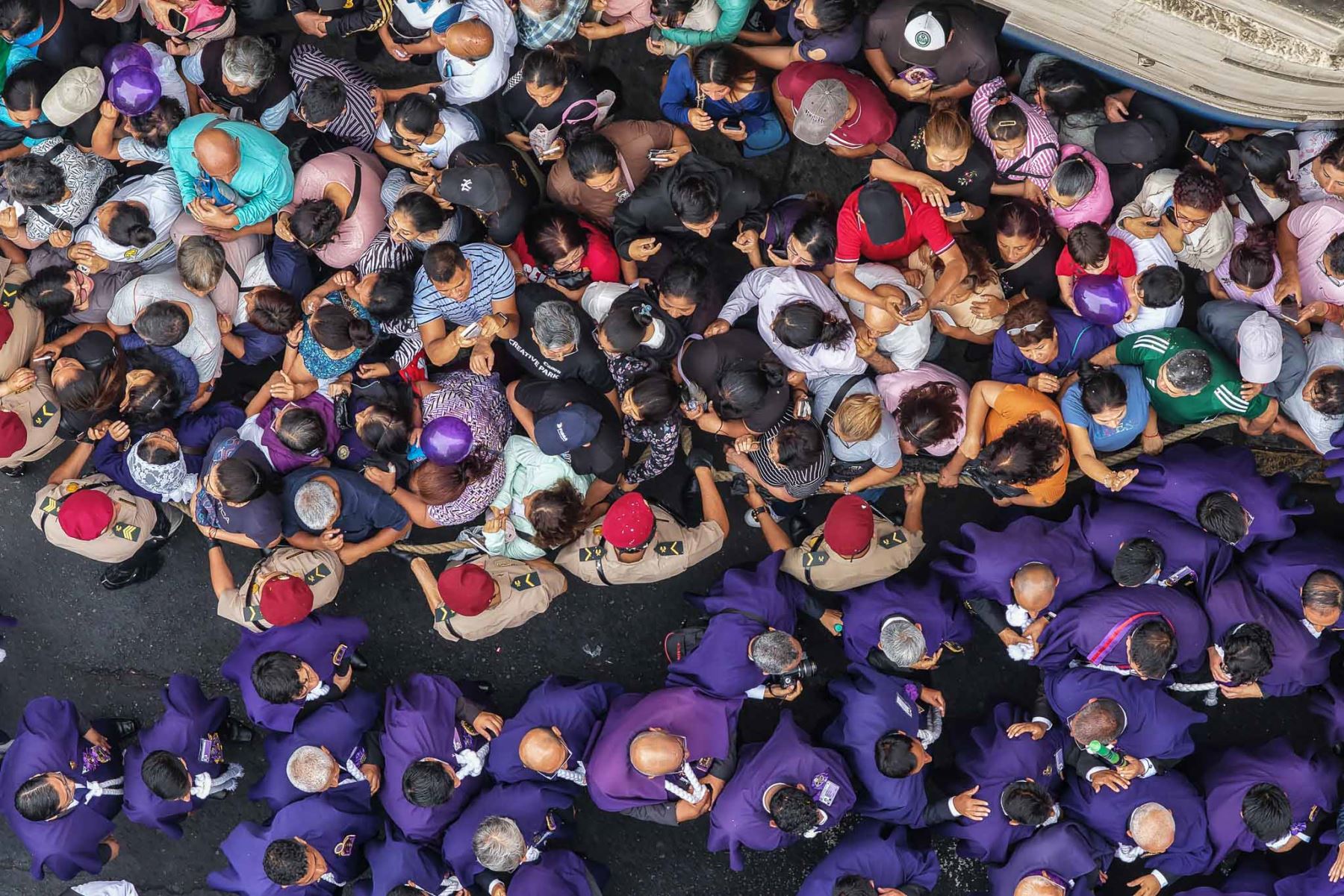 Numerosos fieles acompañan las andas del Señor de los Milagros en su tercera salida procesional del año. Tras la misa en el frontis del templo del Carmen en Barrios Altos, la venerada imagen avanzó por el jirón Huánuco con destino a centros hospitalarios e instituciones públicas. Foto: ANDINA/Andrés Valle