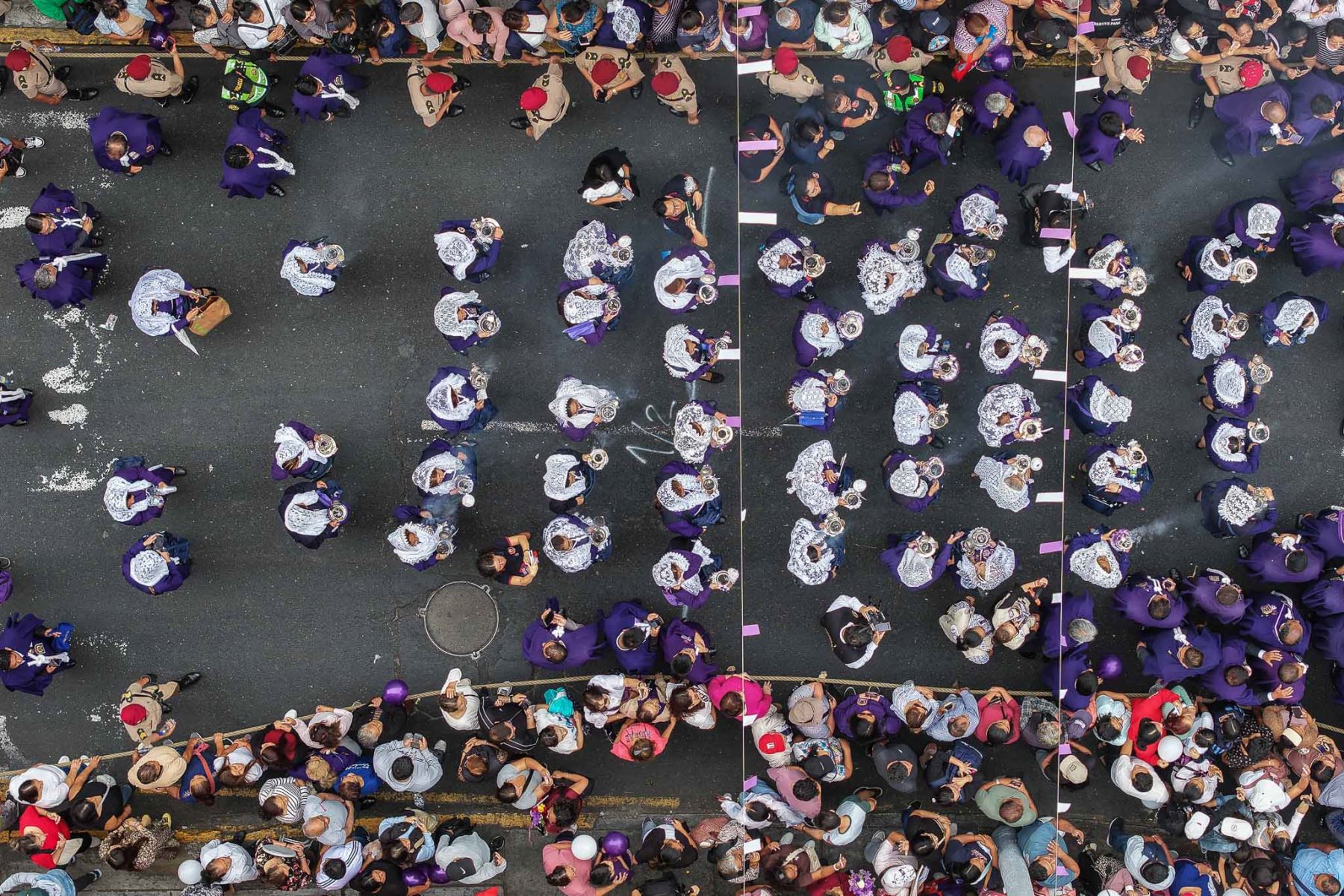 Numerosos fieles acompañan las andas del Señor de los Milagros en su tercera salida procesional del año. Tras la misa en el frontis del templo del Carmen en Barrios Altos, la venerada imagen avanzó por el jirón Huánuco con destino a centros hospitalarios e instituciones públicas. Foto: ANDINA/Andrés Valle