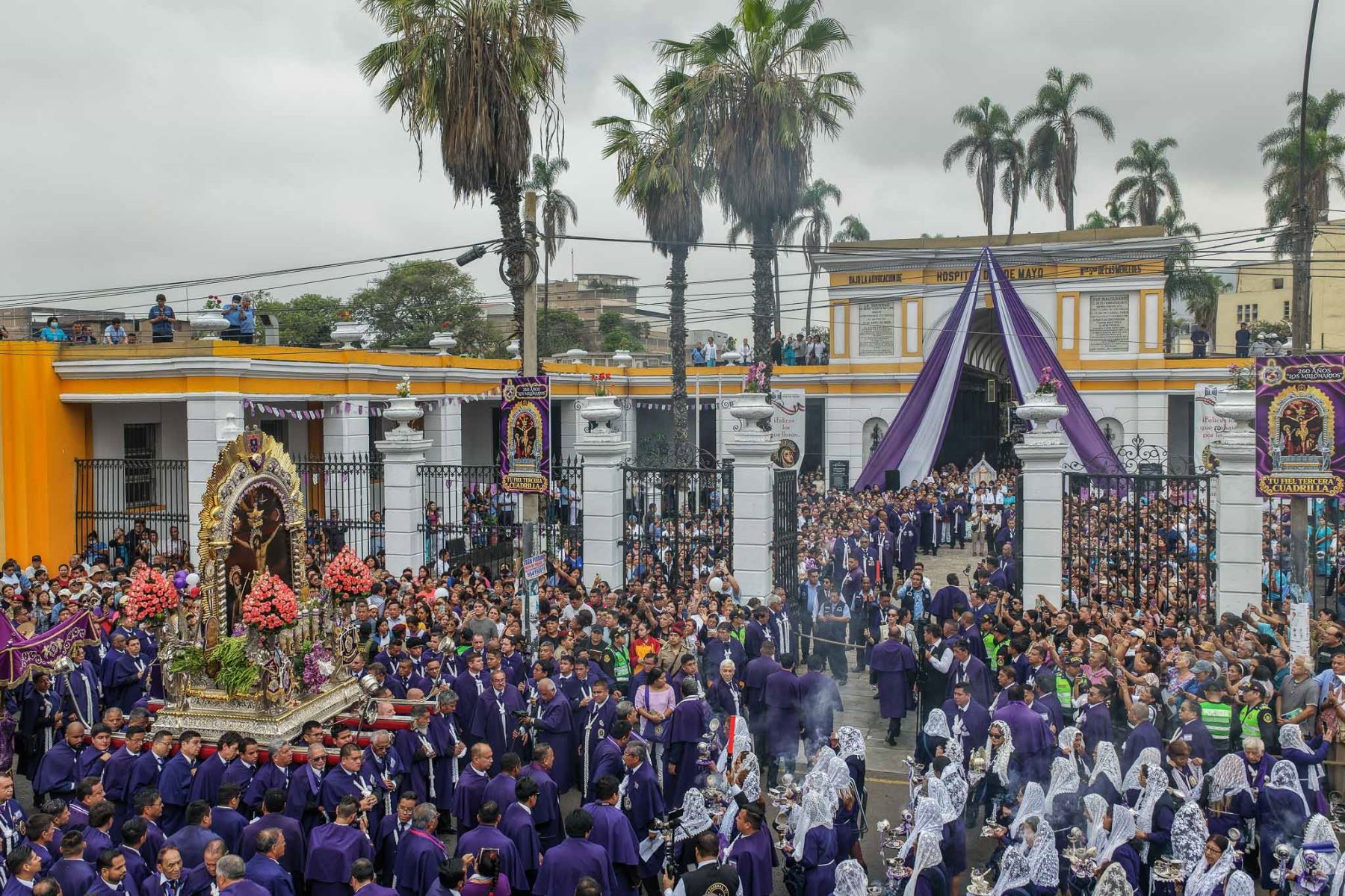 Vista del paso procesional del Cristo de Pachacamilla en su tercera jornada de fe, iniciada a primeras horas de la mañana en el Hospital Nacional Dos de Mayo y su posterior retorno al Santuario de las Nazarenas. Foto: ANDINA/Andrés Valle