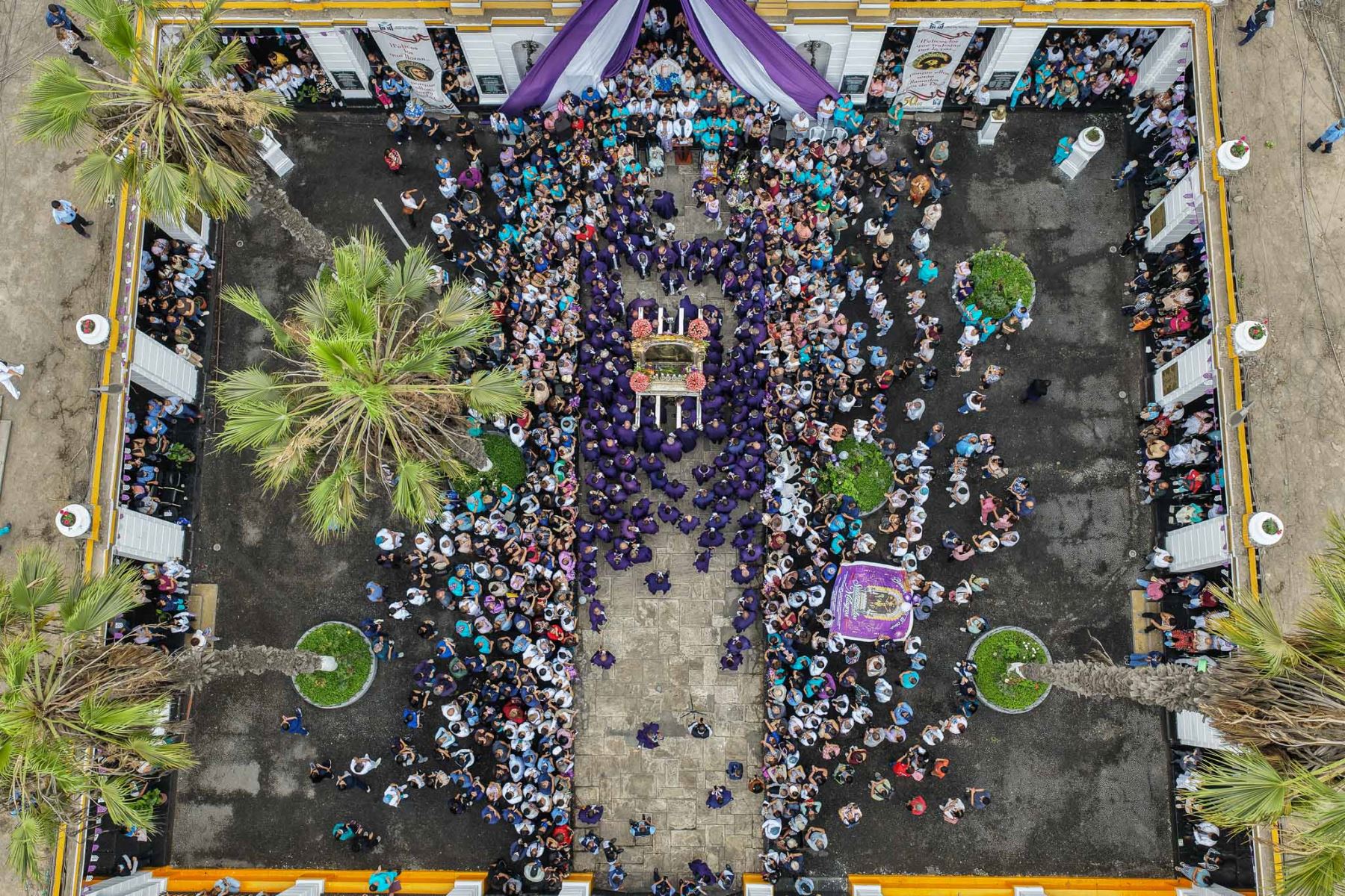 Vista del paso procesional del Cristo de Pachacamilla en su tercera jornada de fe, iniciada a primeras horas de la mañana en el Hospital Nacional Dos de Mayo y su posterior retorno al Santuario de las Nazarenas. Foto: ANDINA/Andrés Valle