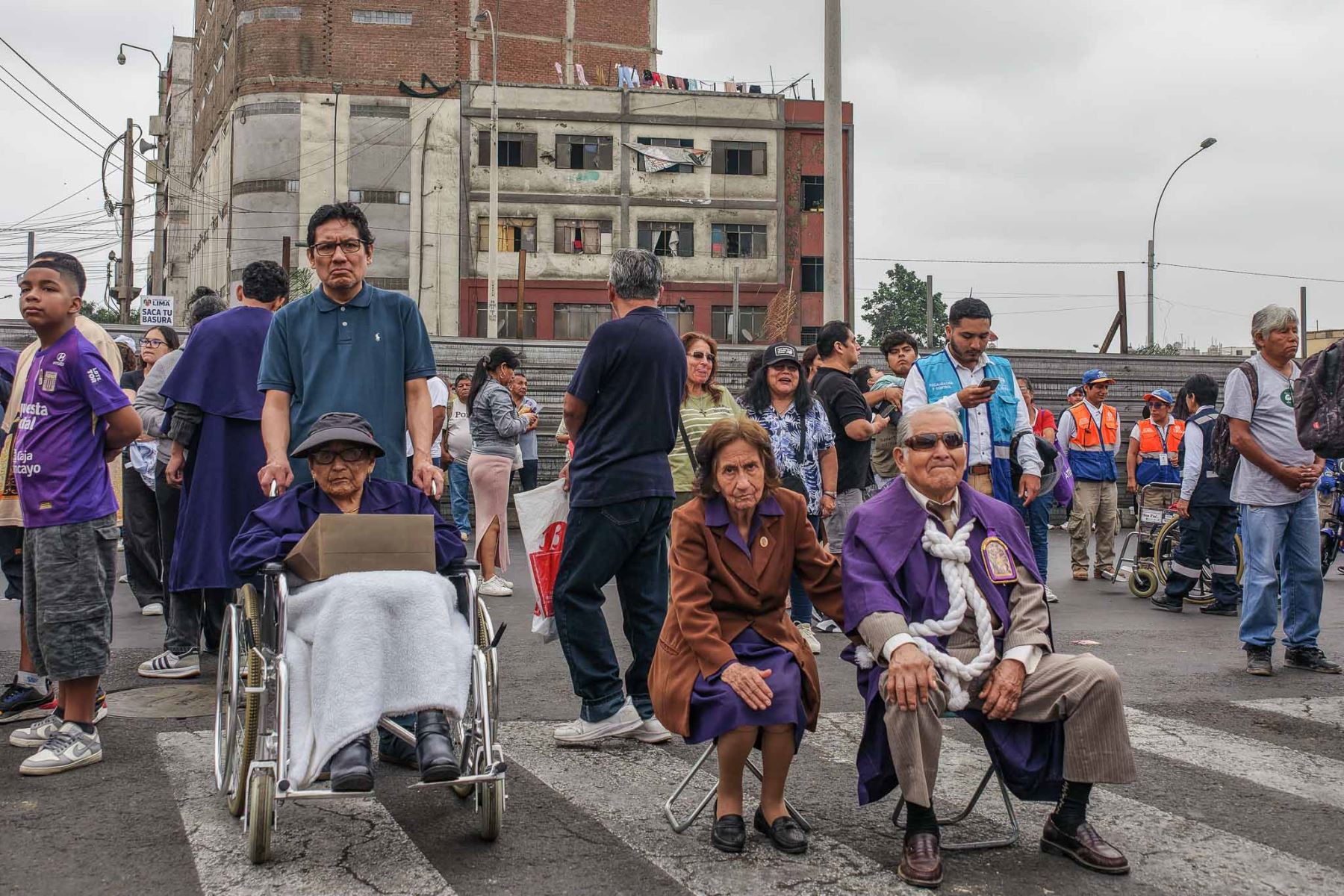 Desde las primeras horas de la mañana, familias enteras se congregaron en las calles de Barrios Altos para rendir homenaje a la venerada imagen. El fervor religioso de la marea morada acompañó con cánticos y sahumerio el trayecto de las andas desde la iglesia del Carmen hasta el jirón Huánuco. Foto: ANDINA/Andrés Valle