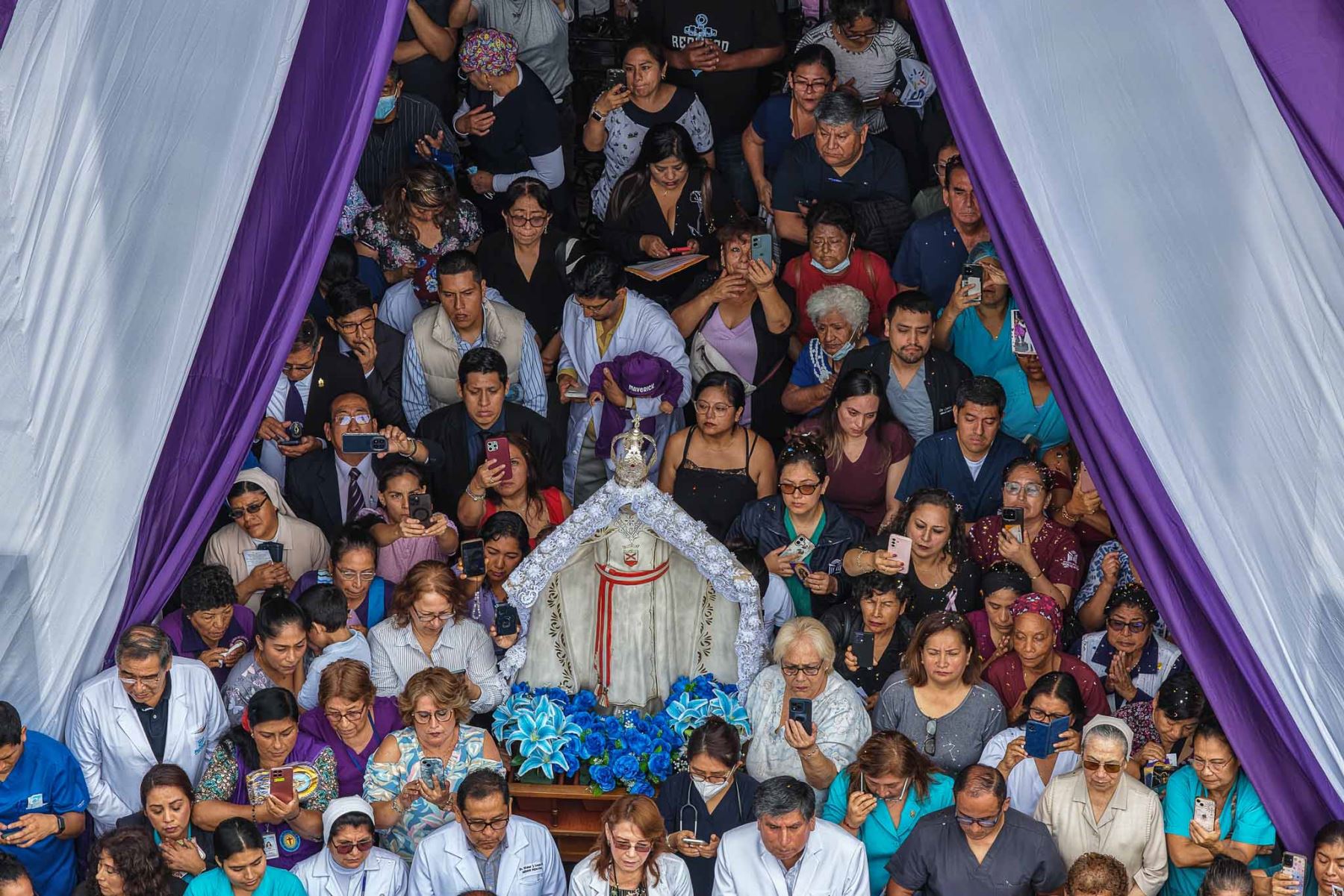 Desde las primeras horas de la mañana, familias enteras se congregaron en las calles de Barrios Altos para rendir homenaje a la venerada imagen. El fervor religioso de la marea morada acompañó con cánticos y sahumerio el trayecto de las andas desde la iglesia del Carmen hasta el jirón Huánuco. Foto: ANDINA/Andrés Valle