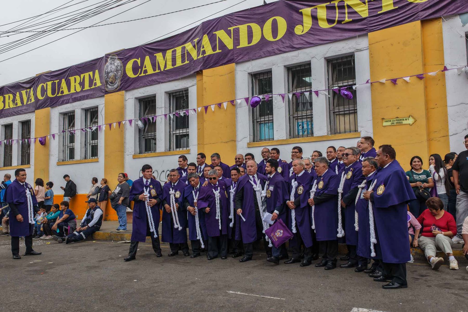 Desde las primeras horas de la mañana, familias enteras se congregaron en las calles de Barrios Altos para rendir homenaje a la venerada imagen. El fervor religioso de la marea morada acompañó con cánticos y sahumerio el trayecto de las andas desde la iglesia del Carmen hasta el jirón Huánuco. Foto: ANDINA/Andrés Valle