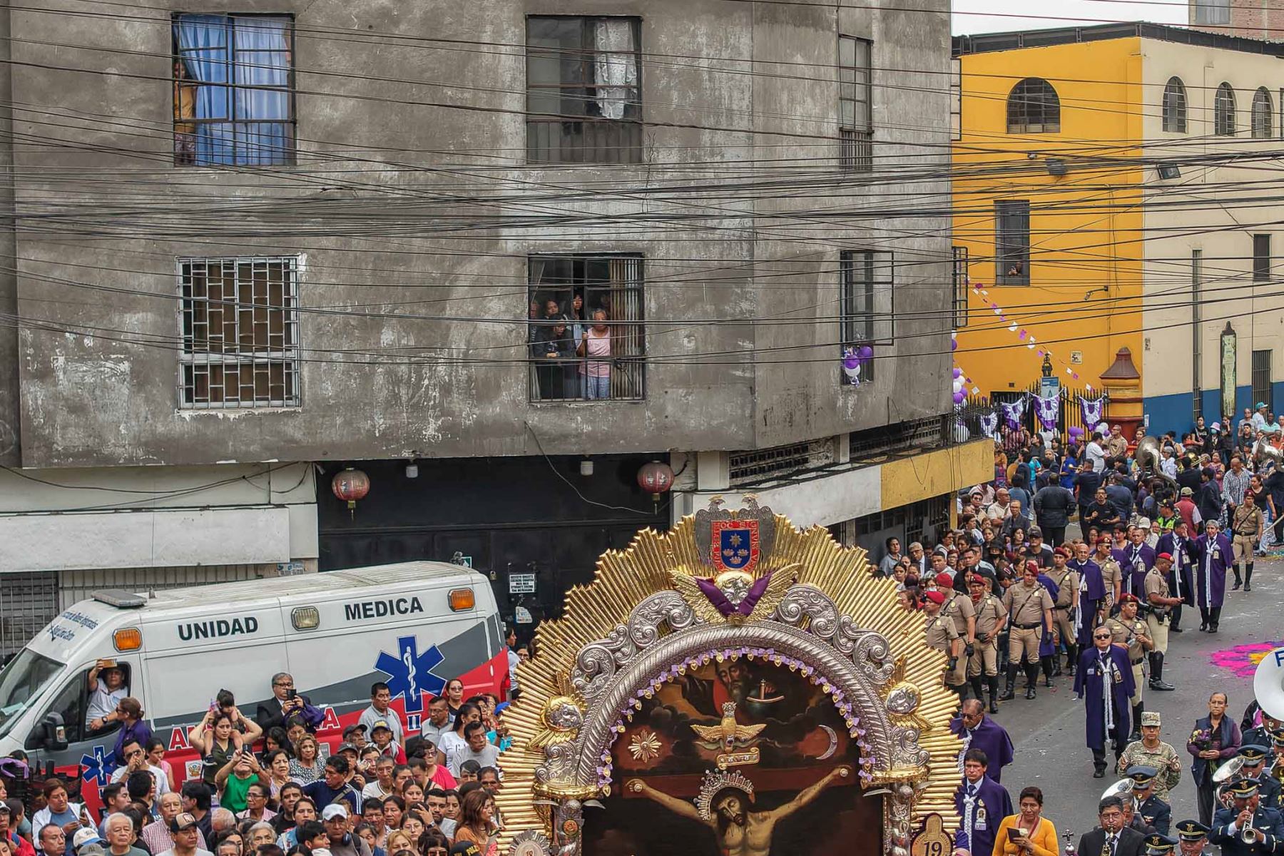 Numerosos fieles acompañan las andas del Señor de los Milagros en su tercera salida procesional del año. Tras la misa en el frontis del templo del Carmen en Barrios Altos, la venerada imagen avanzó por el jirón Huánuco con destino a centros hospitalarios e instituciones públicas. Foto: ANDINA/Andrés Valle