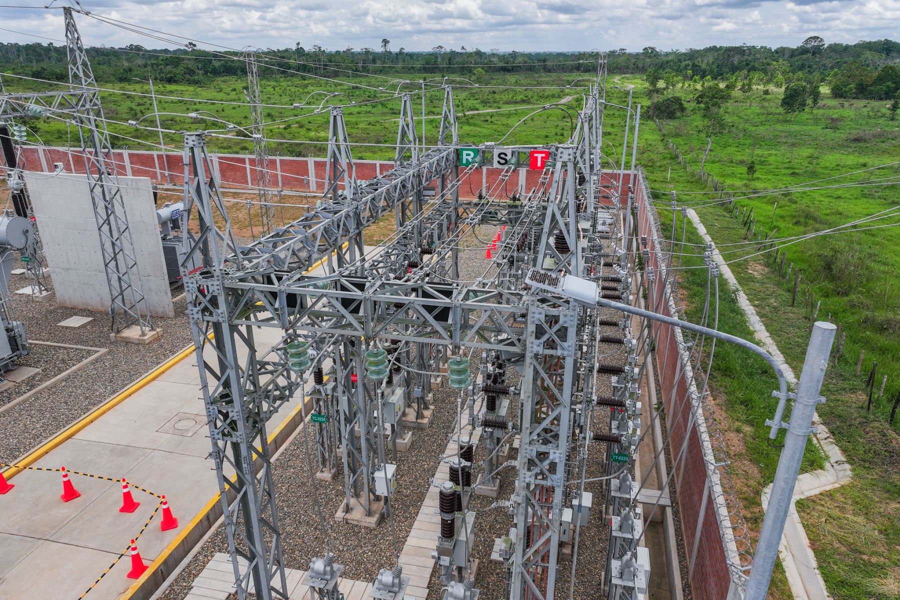 La presidenta de la República, Keiko Fujimori, inauguró en Madre de Dios dos obras de electrificación que beneficiarán a más de 120,000 habitantes. El proyecto comprende 160 kilómetros de líneas de transmisión que integran a la región al Sistema Eléctrico Interconectado Nacional (SEIN). La mandataria destacó que estas obras permitirán contar con energía estable y a menor costo, impulsando el desarrollo de las familias y las actividades productivas. Foto: ANDINA/Prensa Presidencia